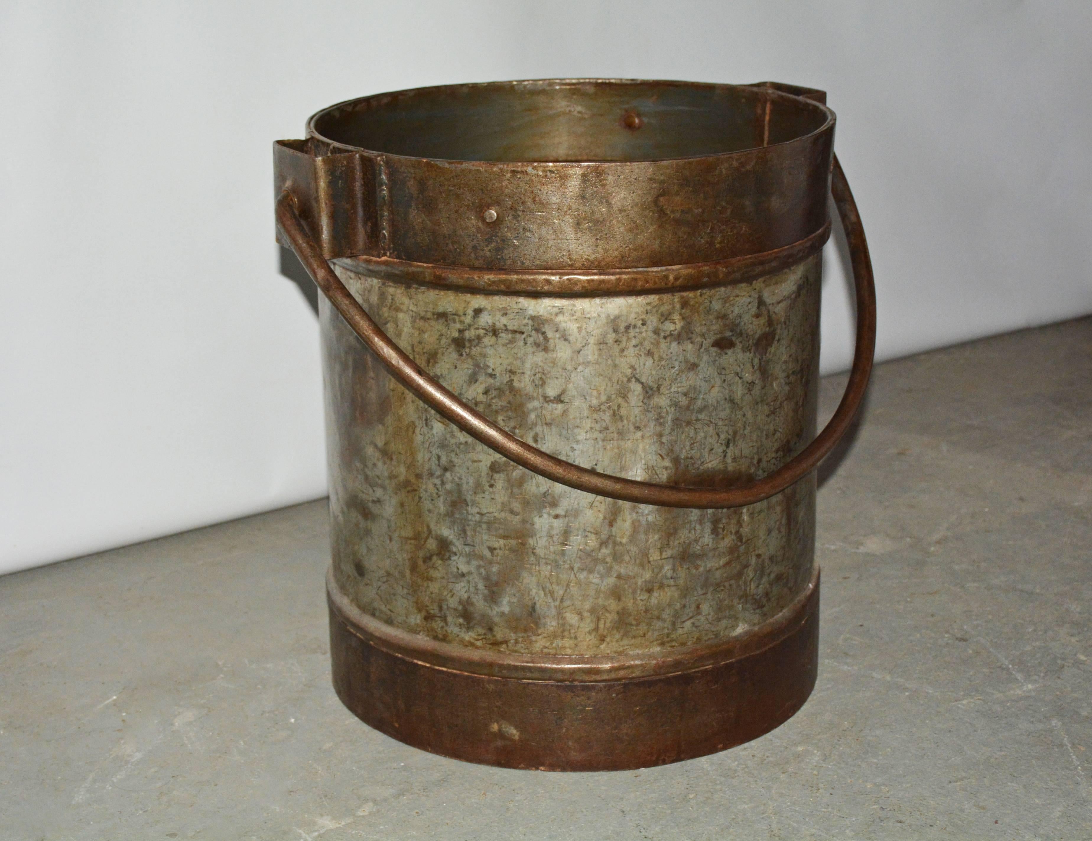 Wonderful antique Industrial iron metal bucket can be used for logs and kindling or put a piece of glass, wood or stone on top and use as a side or end table.

Measures: Width 20.75