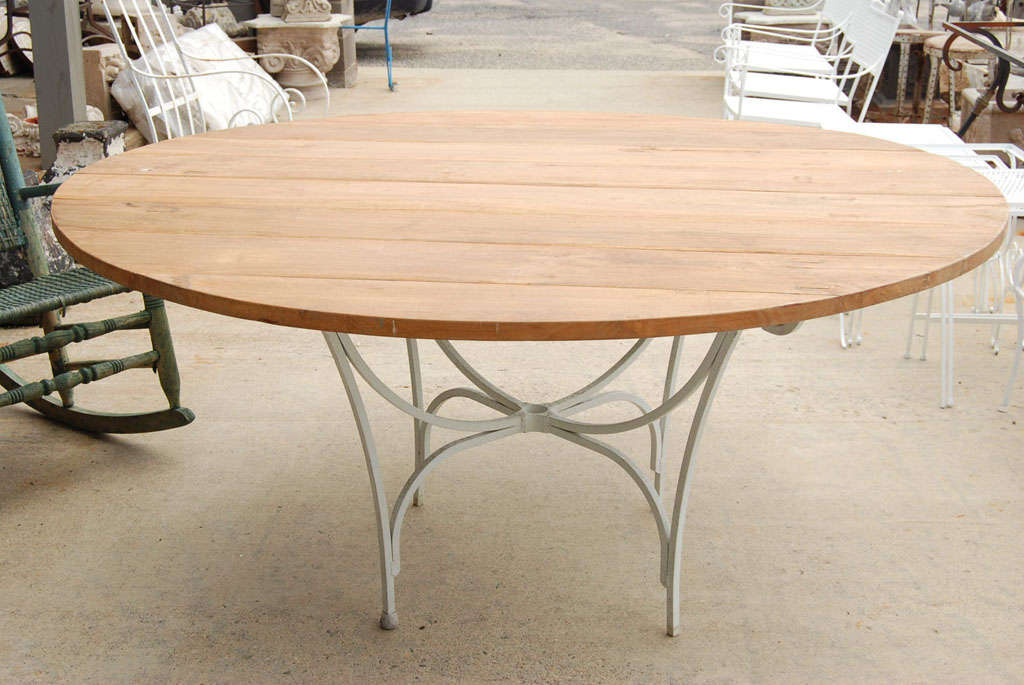 outdoor round tables