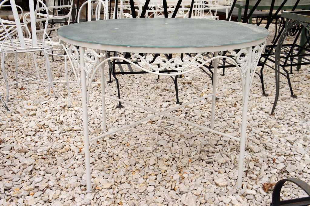 Weiß lackierter Metall-Esstisch im Salterini-Stil. Legen Sie eine größere Platte auf, damit mehr Personen am Tisch Platz haben.