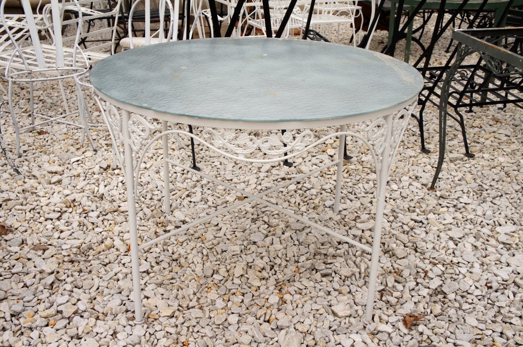 Salterini Style Round Patio Garden Table In Good Condition For Sale In Sheffield, MA
