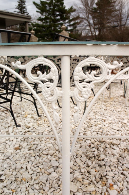 Runder Terrassen-Gartentisch im Salterini-Stil (Mitte des 20. Jahrhunderts) im Angebot