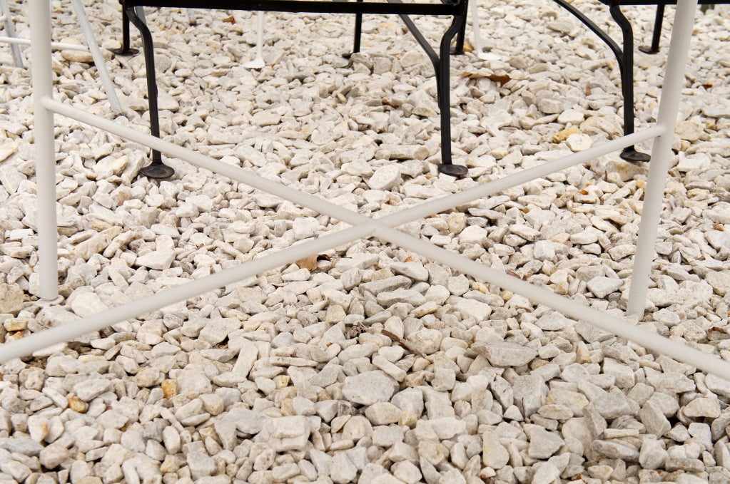 Table de jardin ronde de style Salterini pour patio en vente 1