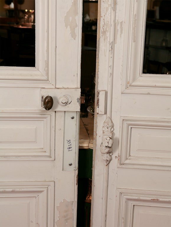 Paire de portes hautes peintes avec quincaillerie d'origine. Il faudra une nouvelle vitre. D'autres portes sont disponibles, mais pas avec un panneau en verre. Les portes s'intègrent bien dans un décor de style gustavien suédois.  Chaque porte