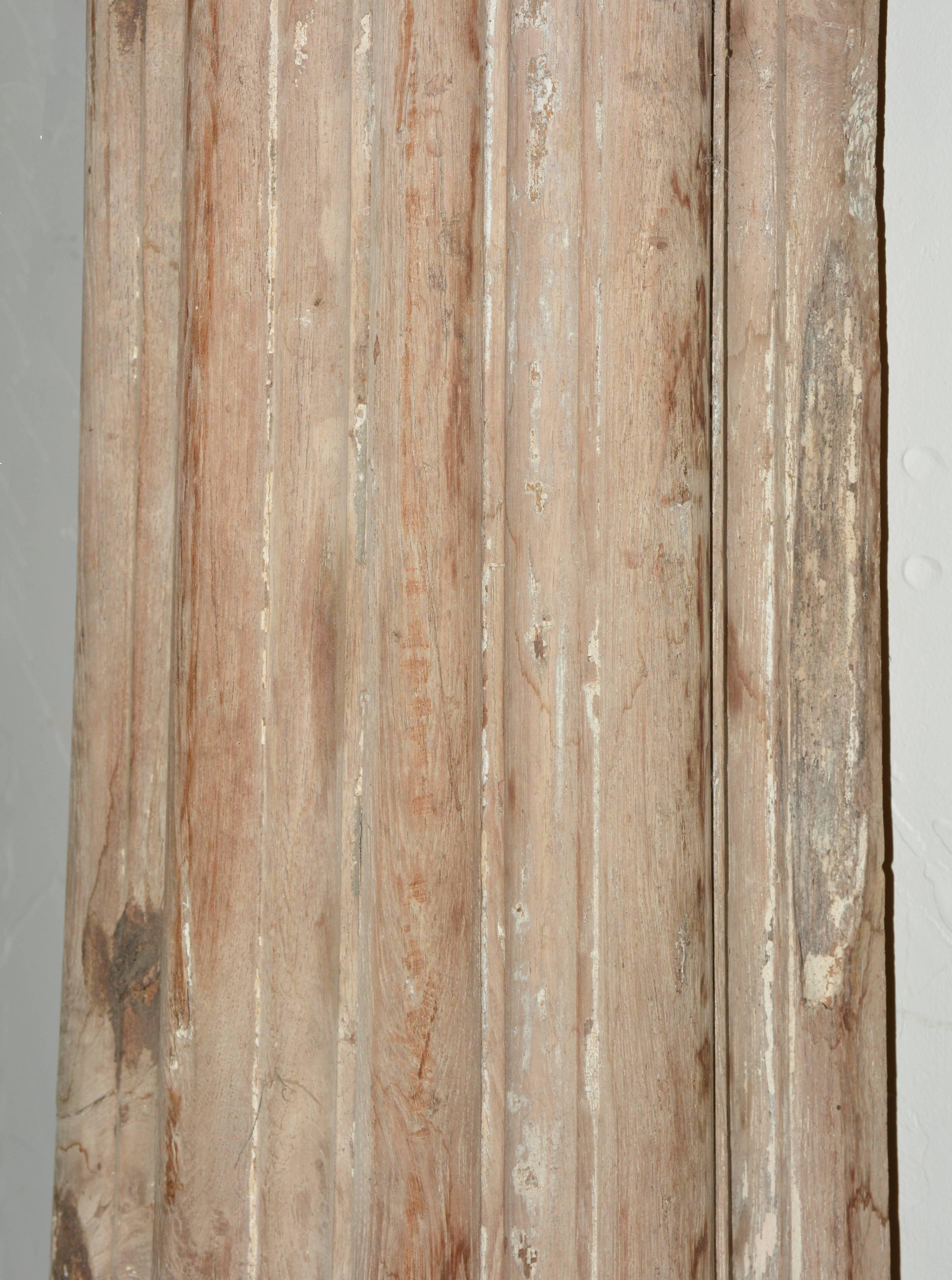 Sculpté à la main Paire de pilastres anciens et chapiteaux corinthiens assortis en vente