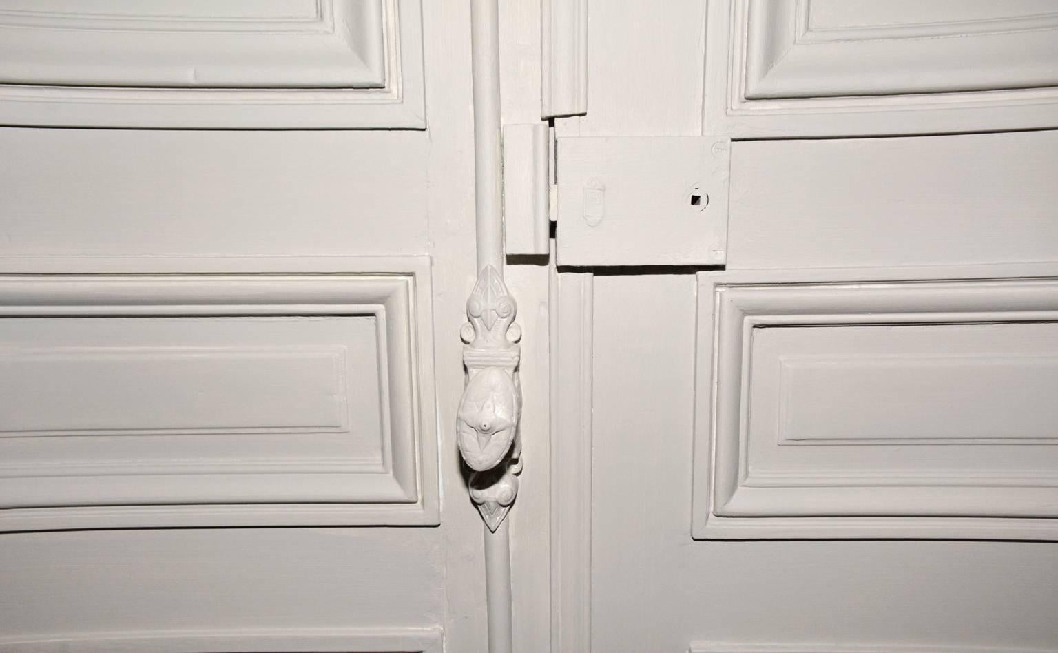 Antike französische Doppeltüren, neu hellgrau gestrichen, obwohl im 19. Jahrhundert hergestellt, ist die Verkleidung im neoklassizistischen Stil des späten 18. Wunderschöne französische Cremone-Beschläge. Drei Paare verfügbar.
Die kombinierte Breite