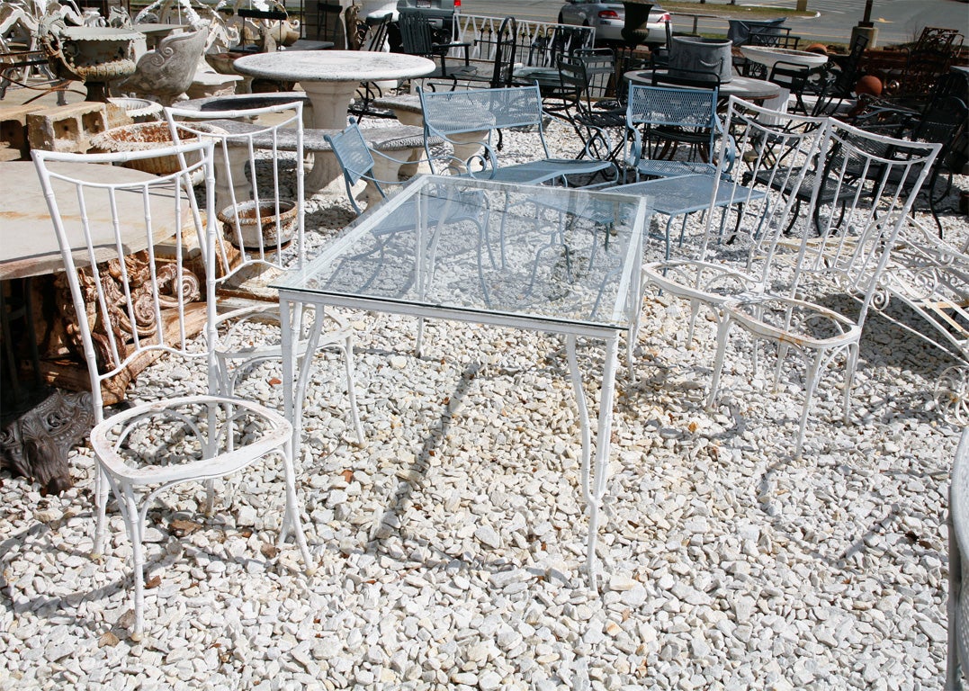Elegante set da pranzo da giardino in finto bambù con quattro sedie con schienale alto e base del tavolo rettangolare. Può essere utilizzato all'interno o all'esterno. Le sedie sono dotate di cuscini di seduta che non sono presenti in questa foto ma