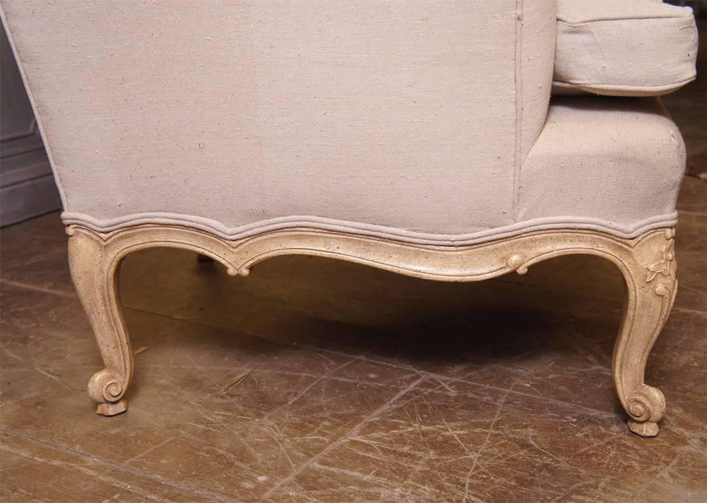 Fauteuil à oreilles de style Louis XV Bon état - En vente à Sheffield, MA