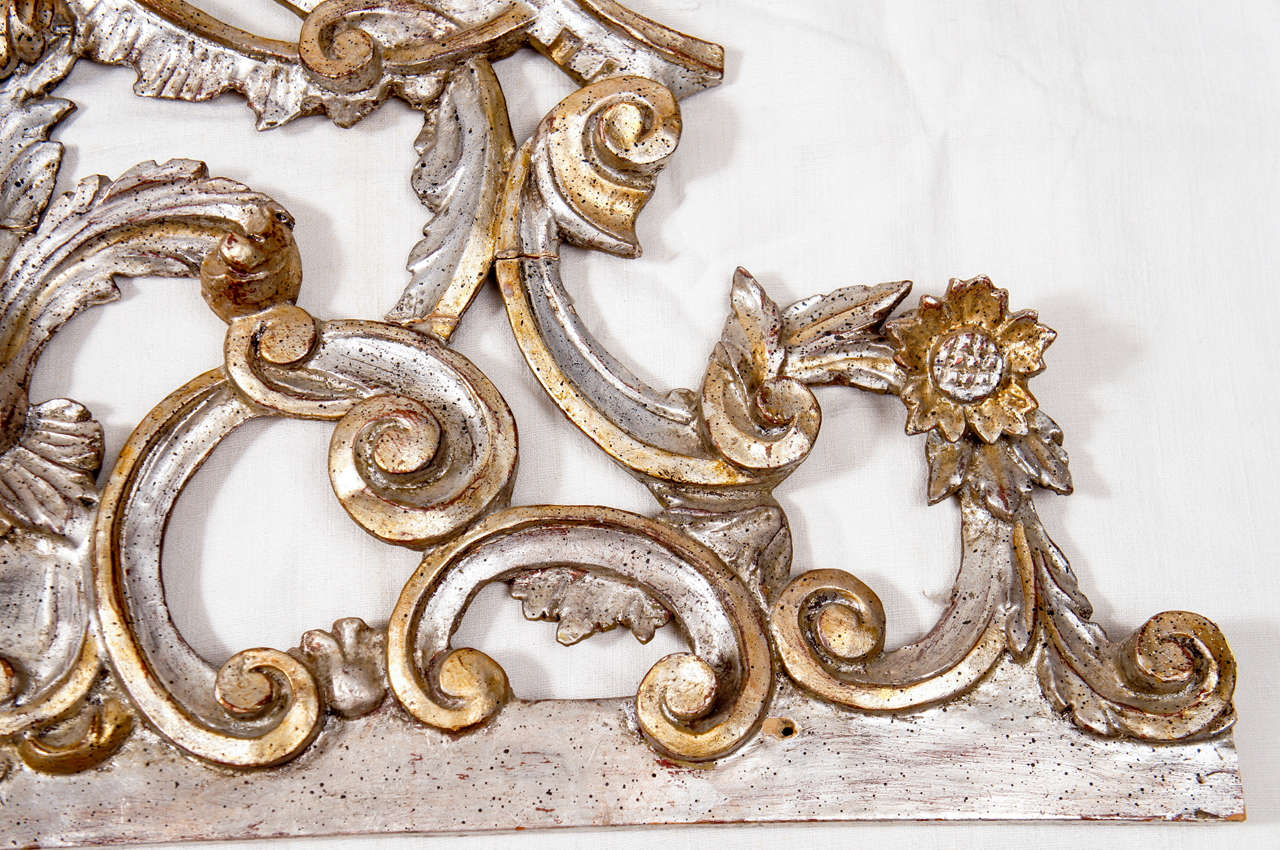 italien Sculpture décorative en bois doré argenté sculpté à la main en vente