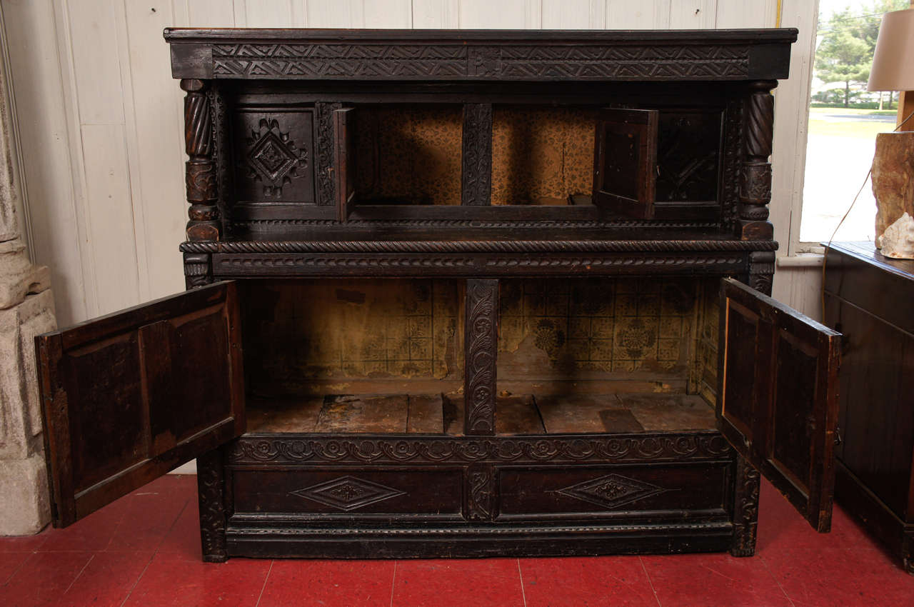 Zweiteiliges Jacobeanisches Sideboard/Schrank aus geschnitzter Eiche, 17. Jahrhundert im Zustand „Gut“ im Angebot in Sheffield, MA