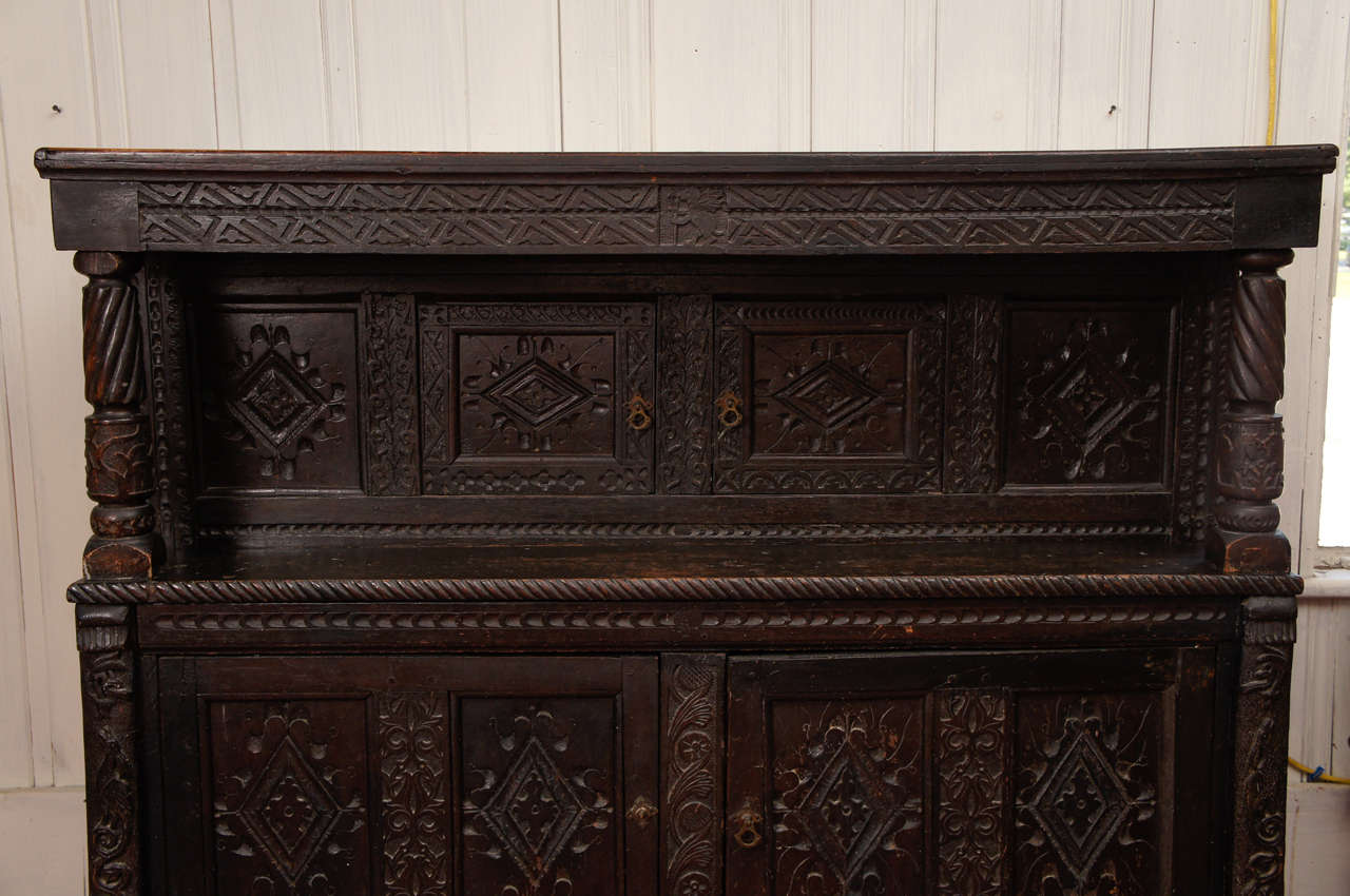 Zweiteiliges Jacobeanisches Sideboard/Schrank aus geschnitzter Eiche, 17. Jahrhundert (18. Jahrhundert und früher) im Angebot