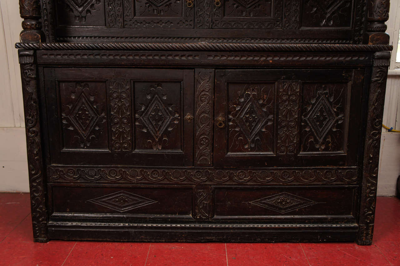 Zweiteiliges Jacobeanisches Sideboard/Schrank aus geschnitzter Eiche, 17. Jahrhundert (Eichenholz) im Angebot