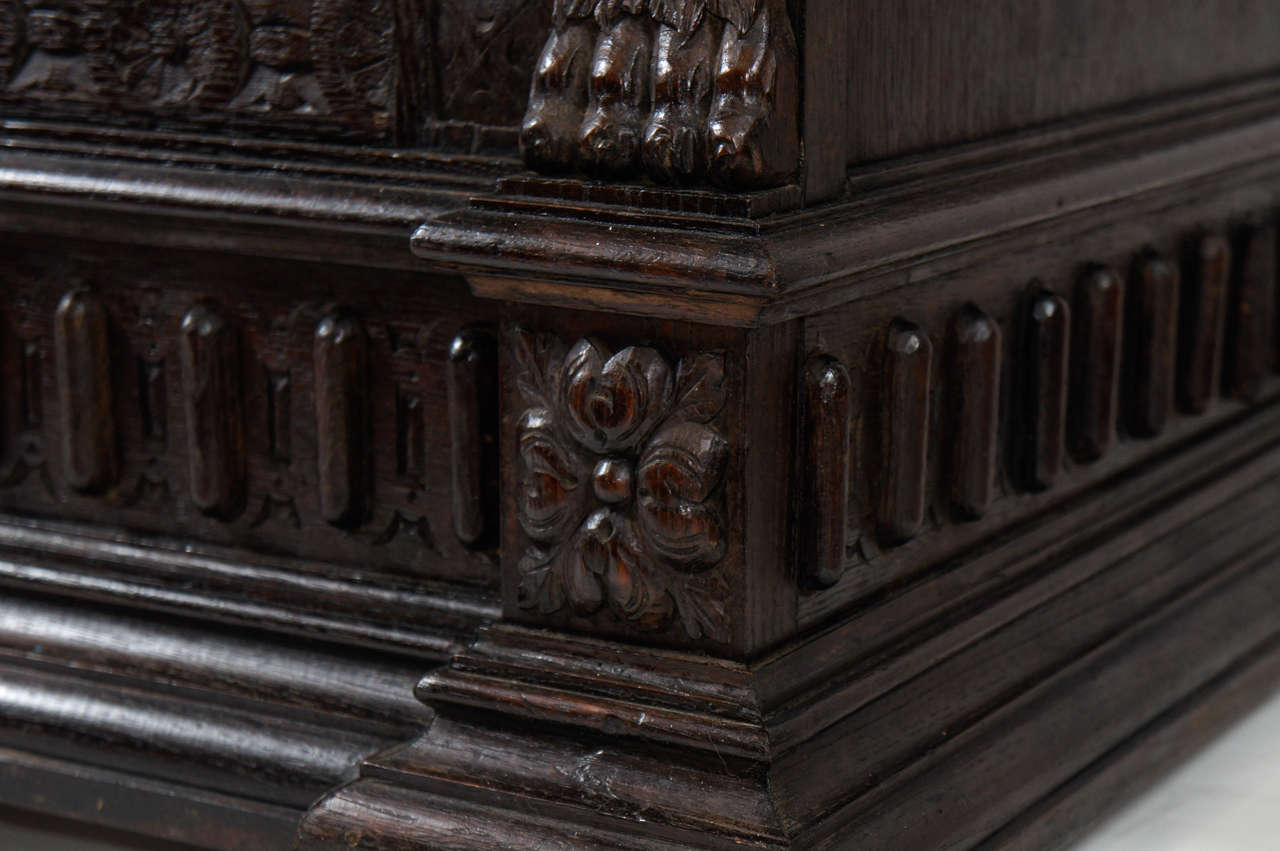 Ancienne armoire en chêne sculptée à la main en vente 1