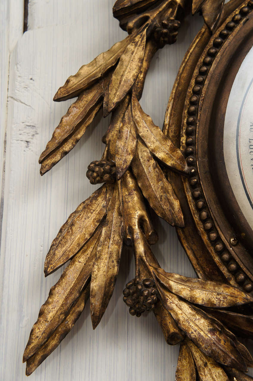 Baromètre en bois doré français du XVIIIe siècle en vente 2
