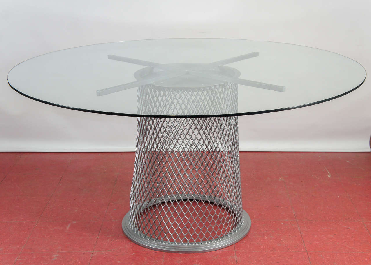 Dieser Sockeltisch kann als Esstisch oder als Tisch in der Mitte der Halle verwendet werden. Je nach Größe der Platte können leicht bis zu acht Personen Platz finden. Ideal für draußen oder drinnen. Der Tisch kann auch ohne die Glasplatte verkauft