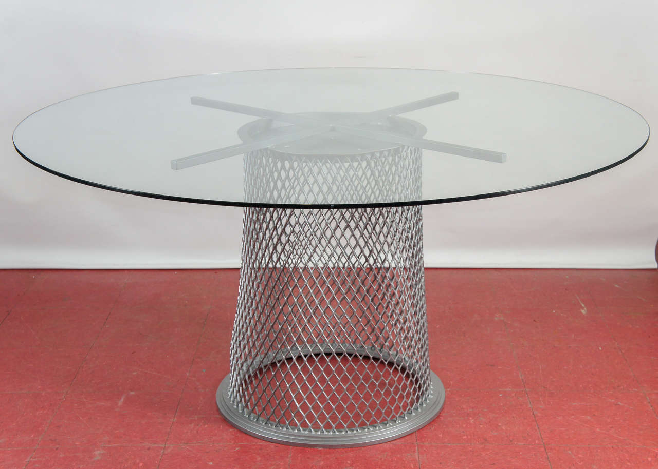 Cette table à piédestal peut être utilisée comme table à manger ou comme table d'entrée centrale. Selon la taille du plateau, on peut facilement asseoir jusqu'à huit personnes. Idéal pour l'extérieur ou l'intérieur. La table peut être vendue sans le