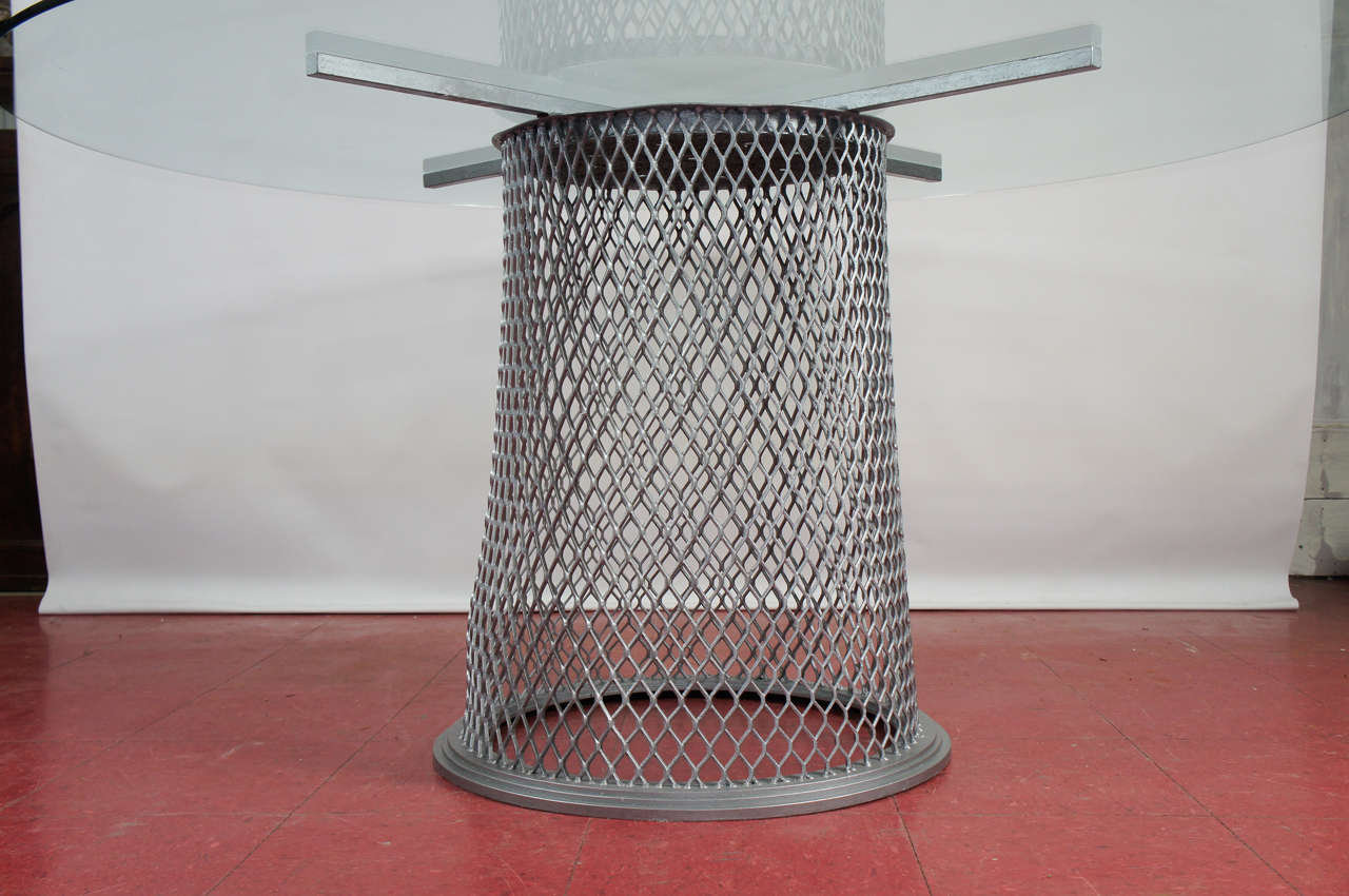 Esstisch mit Metallsockel und skulpturalem Sockel „Sculptural“ (amerikanisch) im Angebot