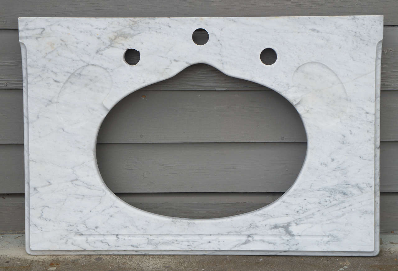 Coppia di piani per lavabo in marmo francese con ritagli di impianti idraulici moderni. Può essere venduto singolarmente $2400,00.

Misure: Ritaglio 17 5/8 x 13 1/8.