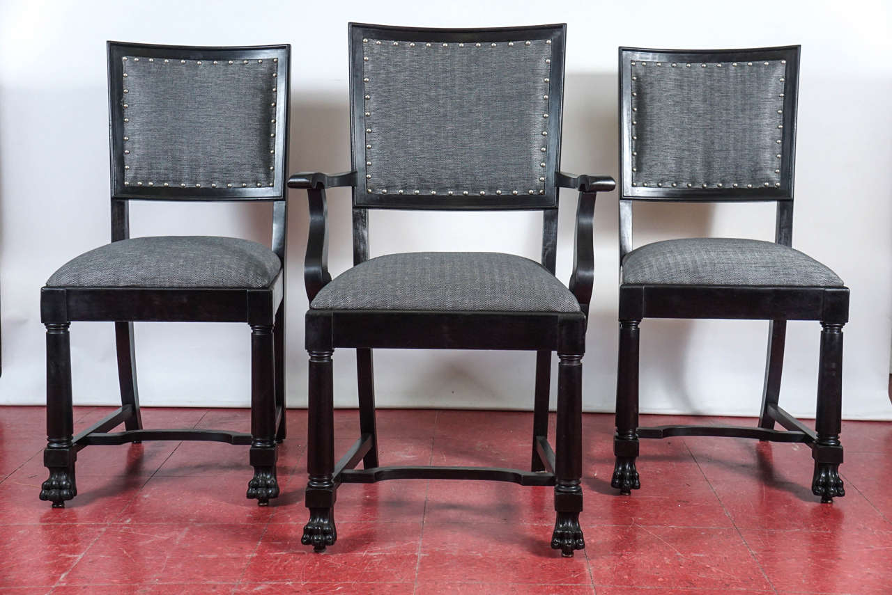 Ensemble de six chaises de salle à manger vintage en acajou comprenant deux fauteuils et quatre chaises latérales. Les sièges et dossiers en lin à chevrons noirs et blancs, avec garniture à tête de clou, ont été récemment retapissés.
Mesures :