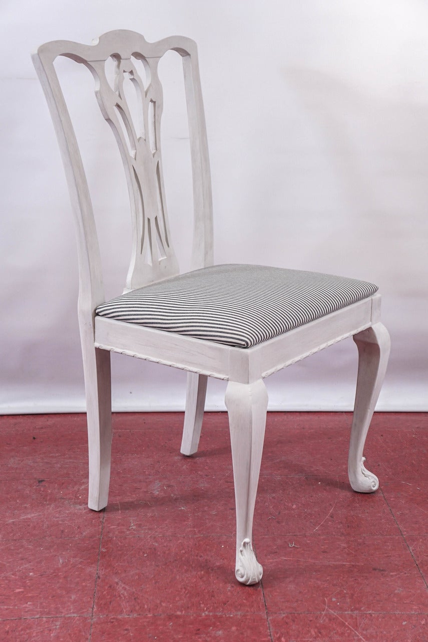 Peint Six chaises de salle à manger peintes de style Chippendale en vente
