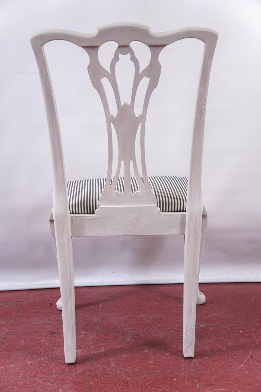 Sechs bemalte Esszimmerstühle im Chippendale-Stil (20. Jahrhundert) im Angebot