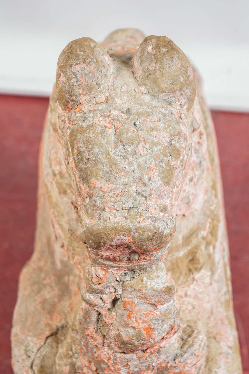Frühe chinesische Steinpferd-Skulptur (Gemalt) im Angebot