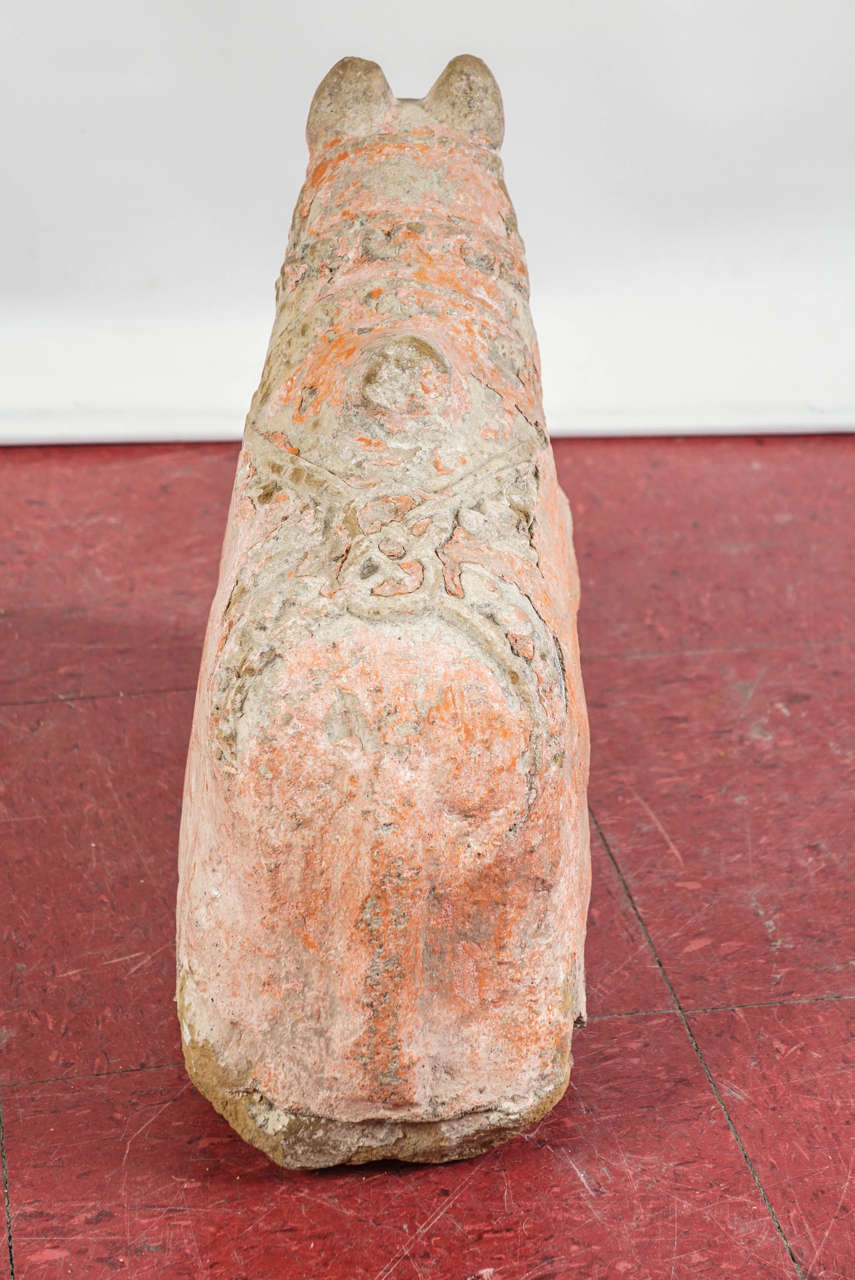 Frühe chinesische Steinpferd-Skulptur im Zustand „Starke Gebrauchsspuren“ im Angebot in Sheffield, MA