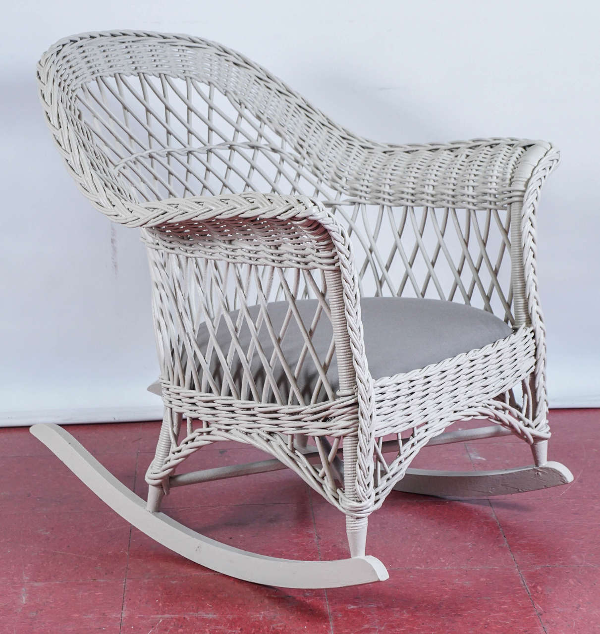 Cette chaise à bascule en rotin en osier peint de Bar Harbor a un dossier arrondi classique et de larges bras plats avec des lattes diagonales.

Mesures : Hauteur des bras 25