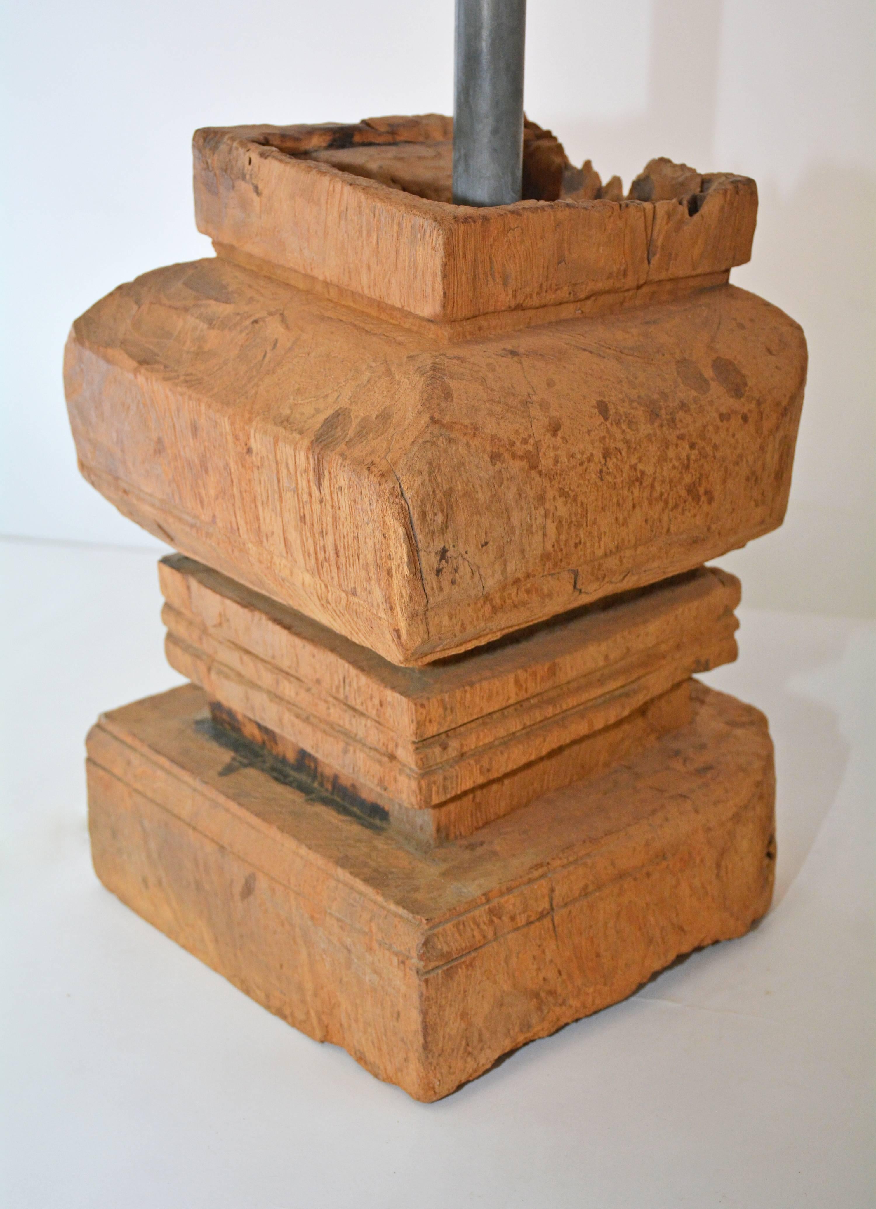 Organique Lampe chinoise rustique ancienne à base en bois avec motif rustique en vente