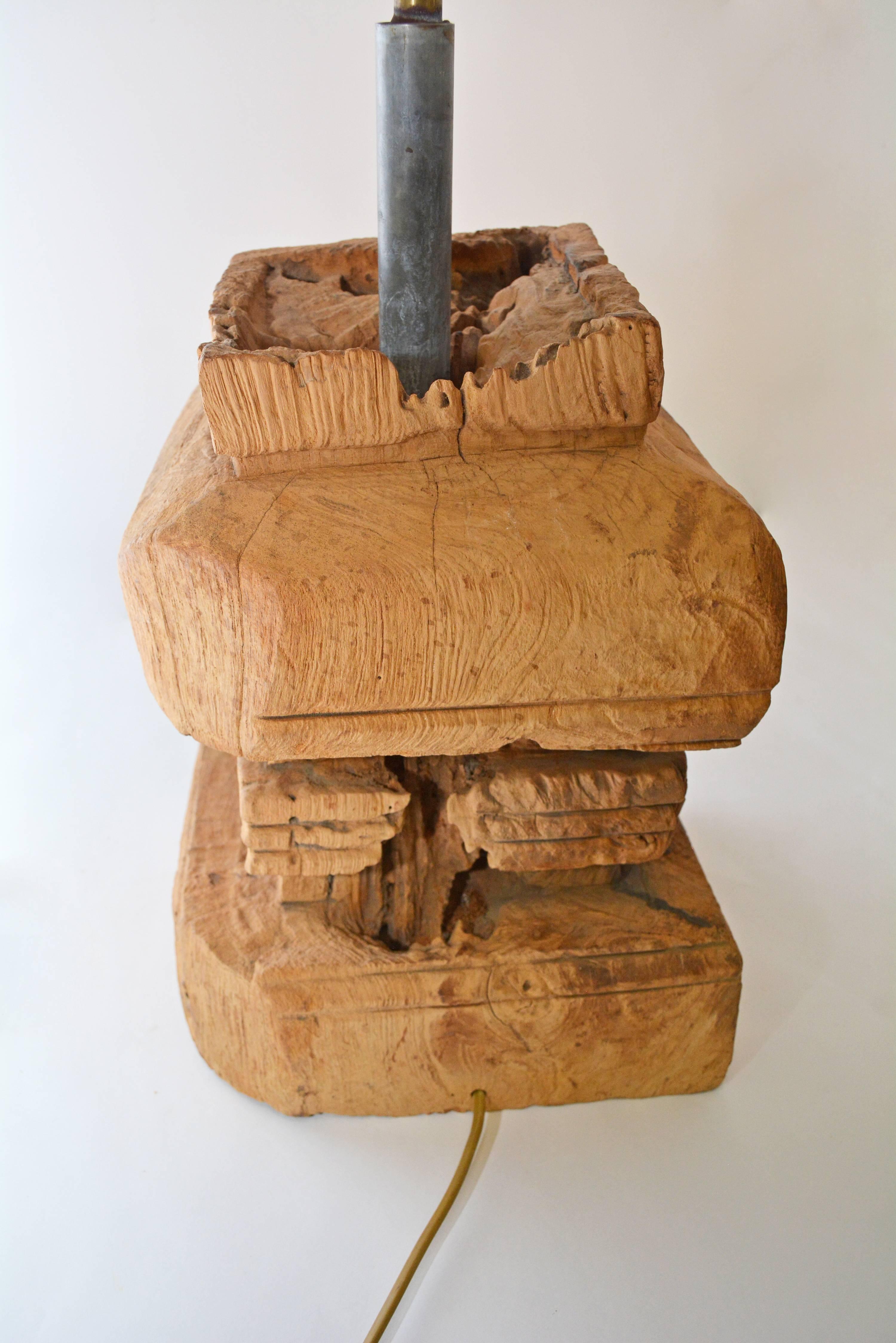Chinois Lampe chinoise rustique ancienne à base en bois avec motif rustique en vente