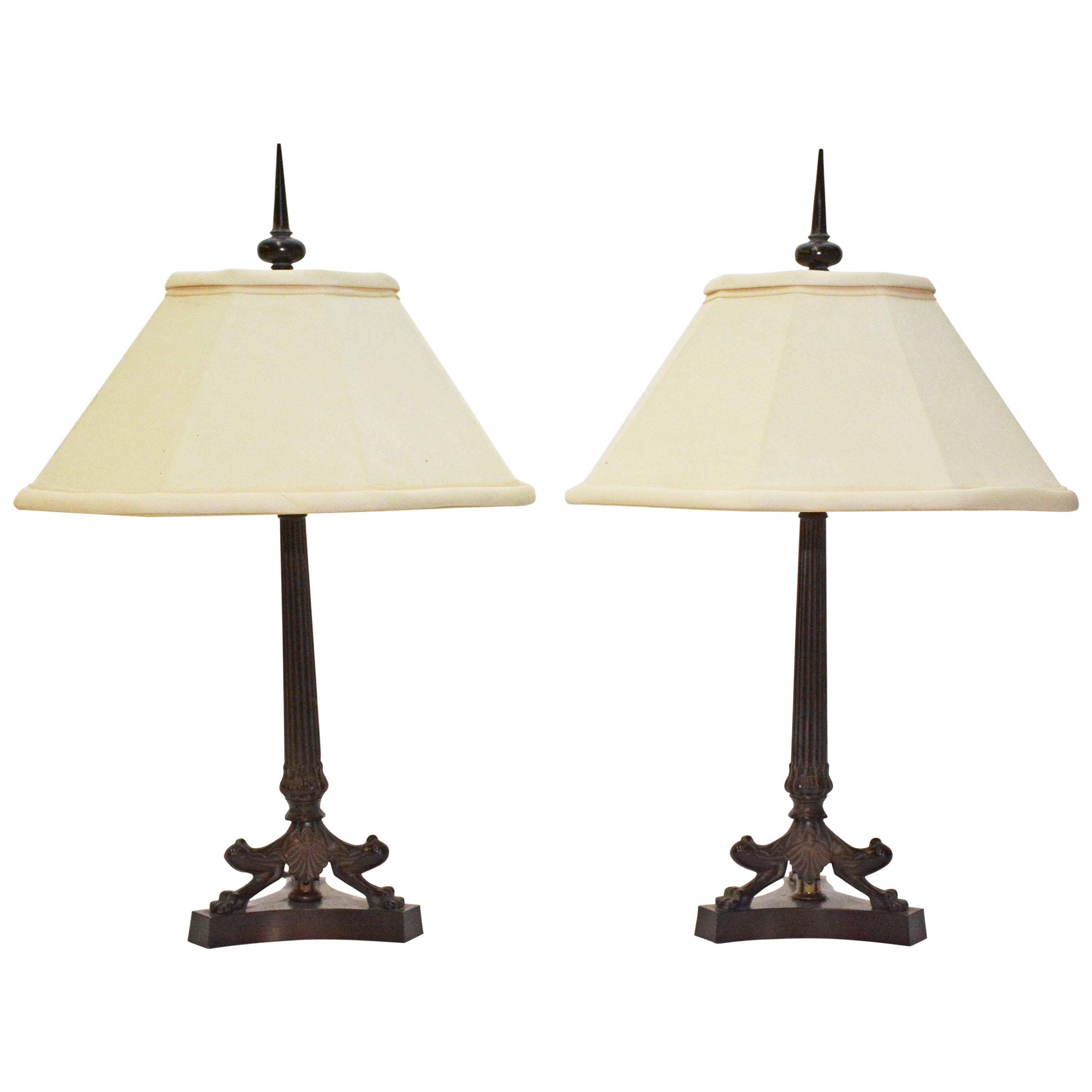 Paire de lampes de table classiques de style romain en bronze en vente