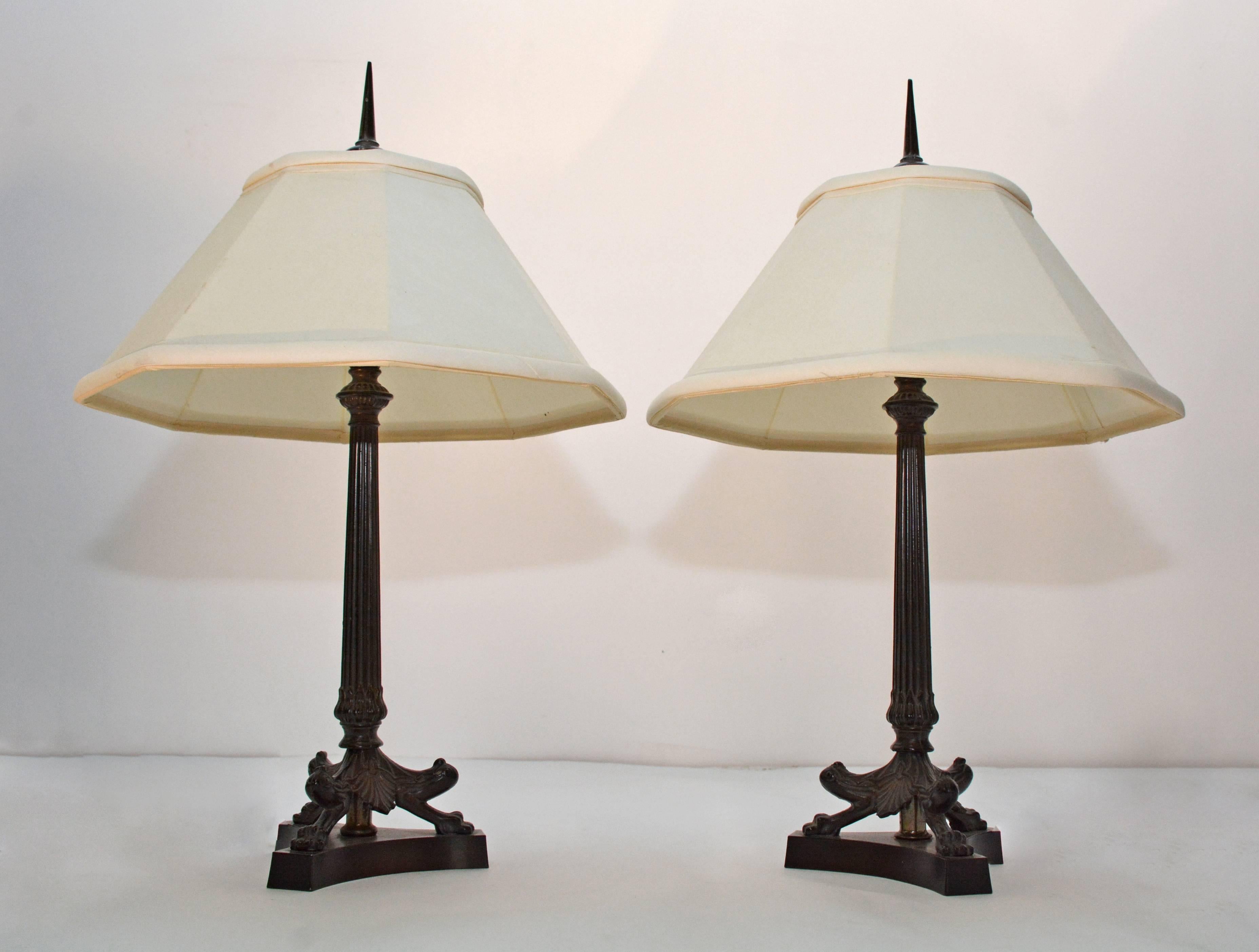 Romain classique Paire de lampes de table classiques de style romain en bronze en vente