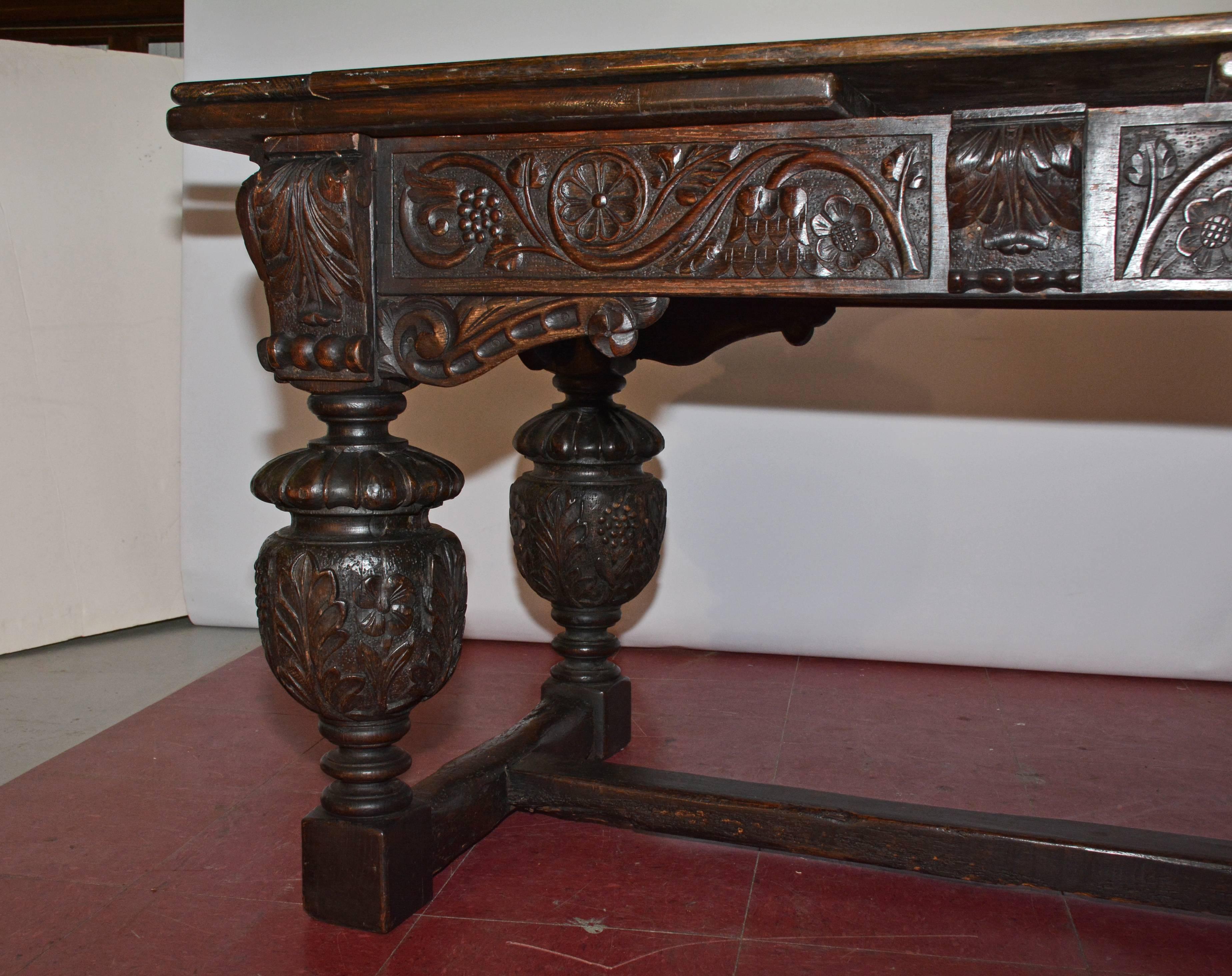 Mesa de biblioteca de roble tallada a mano de estilo isabelino siglo XIX en venta