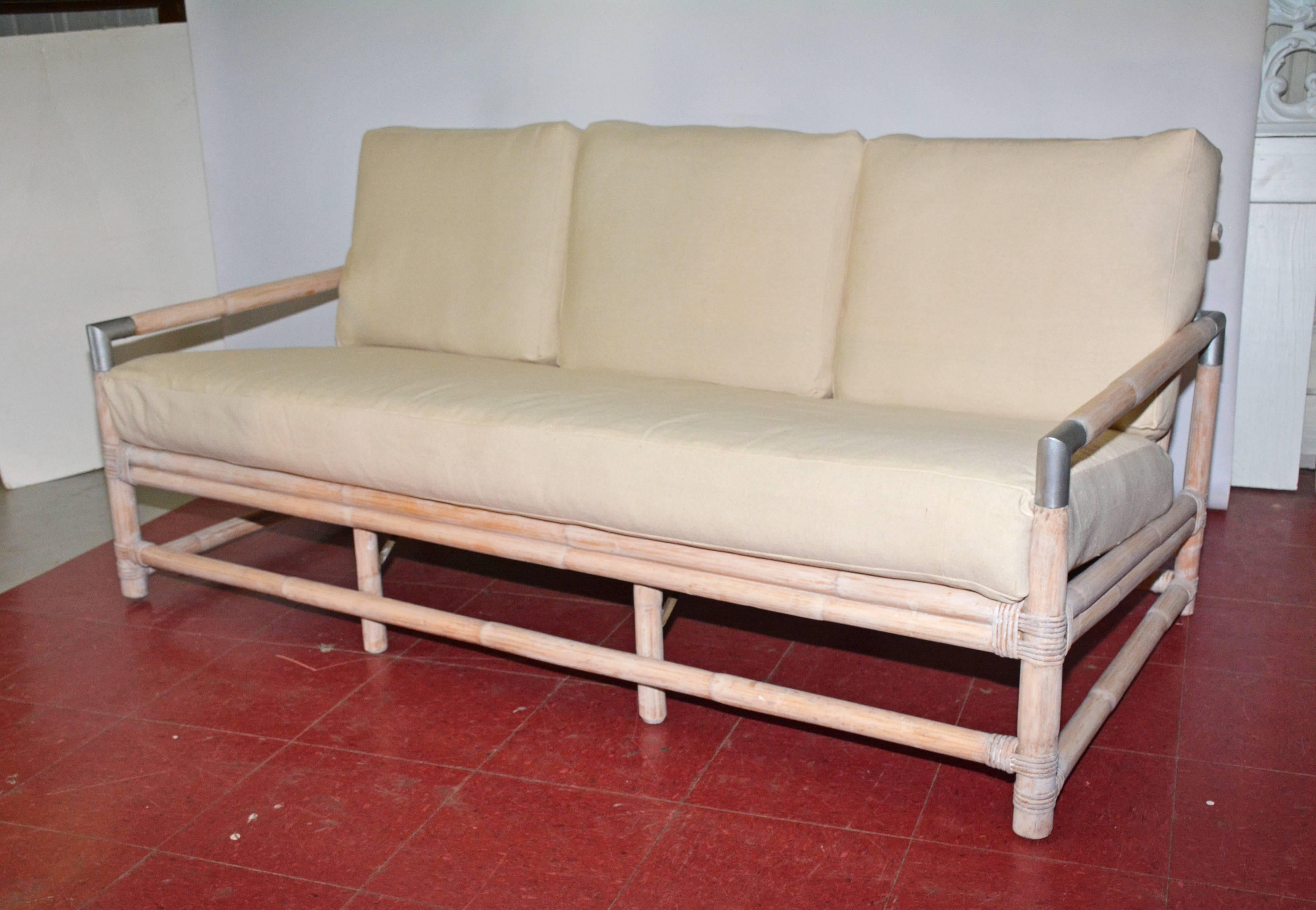 Elegante y cómodo bambú Ficks Reed con detalles acentuados en acabado peltre. Estupendo como sofá de patio, porche o sala de estar cubierto de lona natural.
La altura del asiento sin cojín es de 11,75 / con cojín es de 18,50
La profundidad del