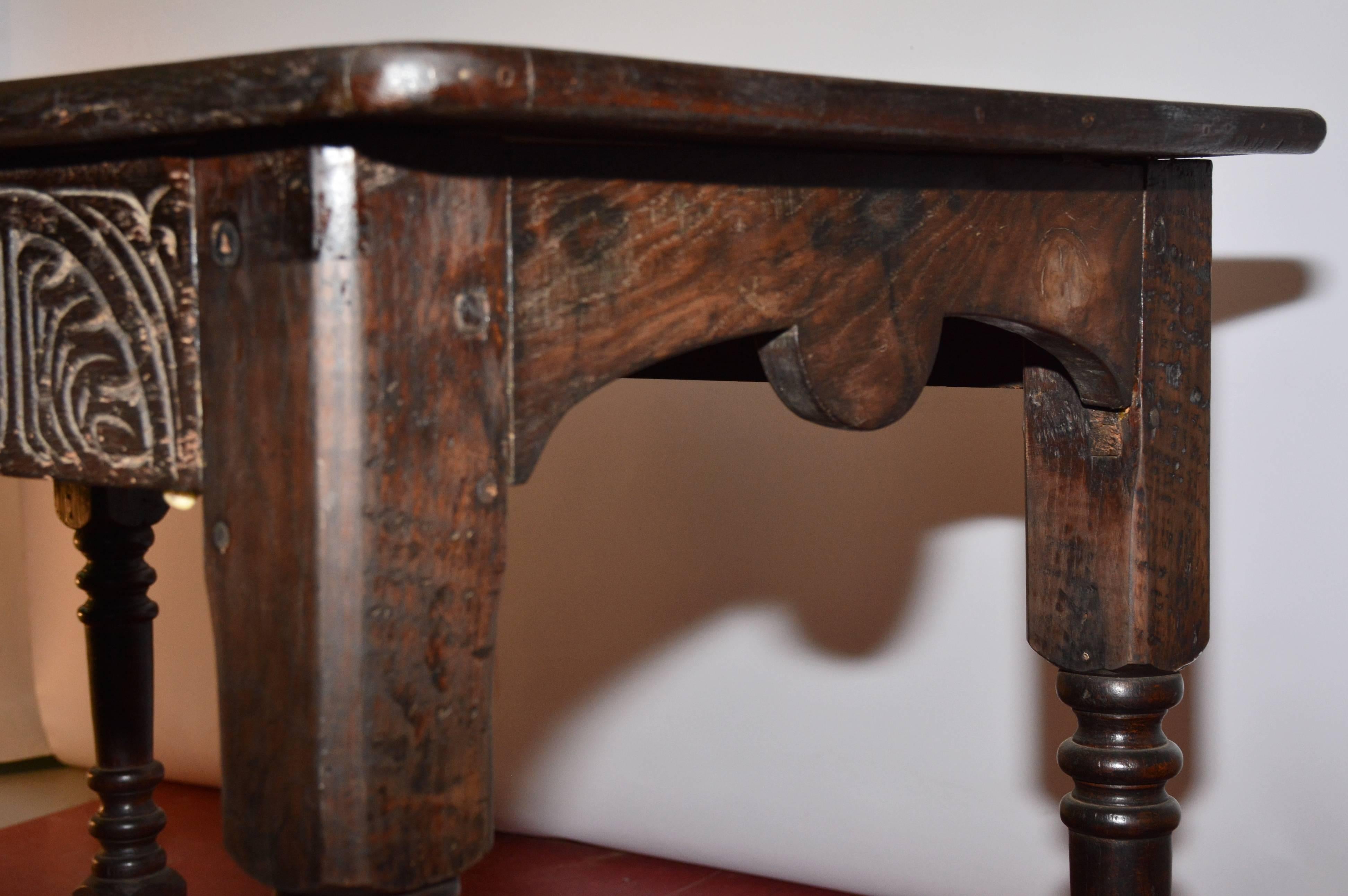 Jacobean-Revival Stained Oak Centre Table In Fair Condition For Sale In Sheffield, MA