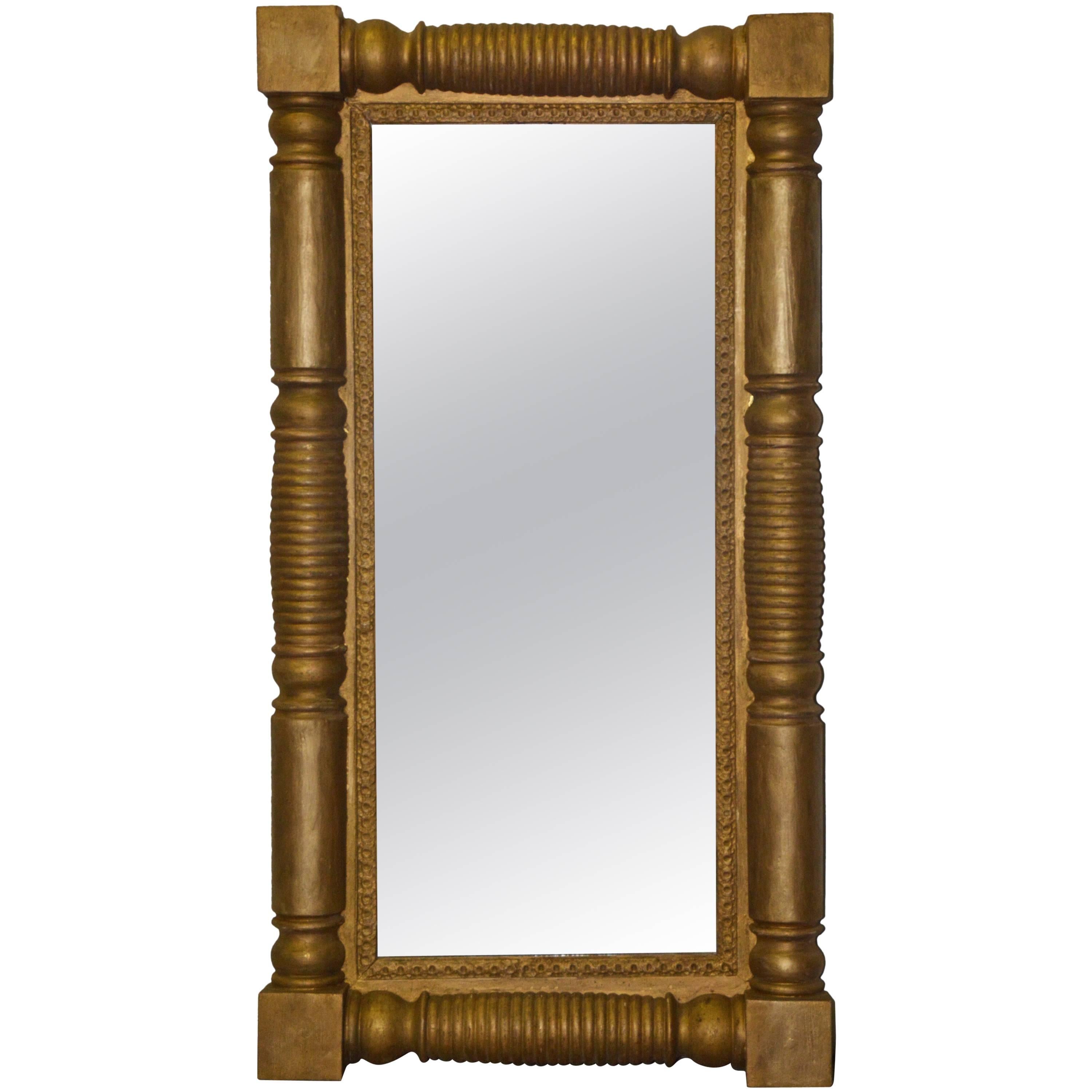 Grand miroir doré de style fédéral