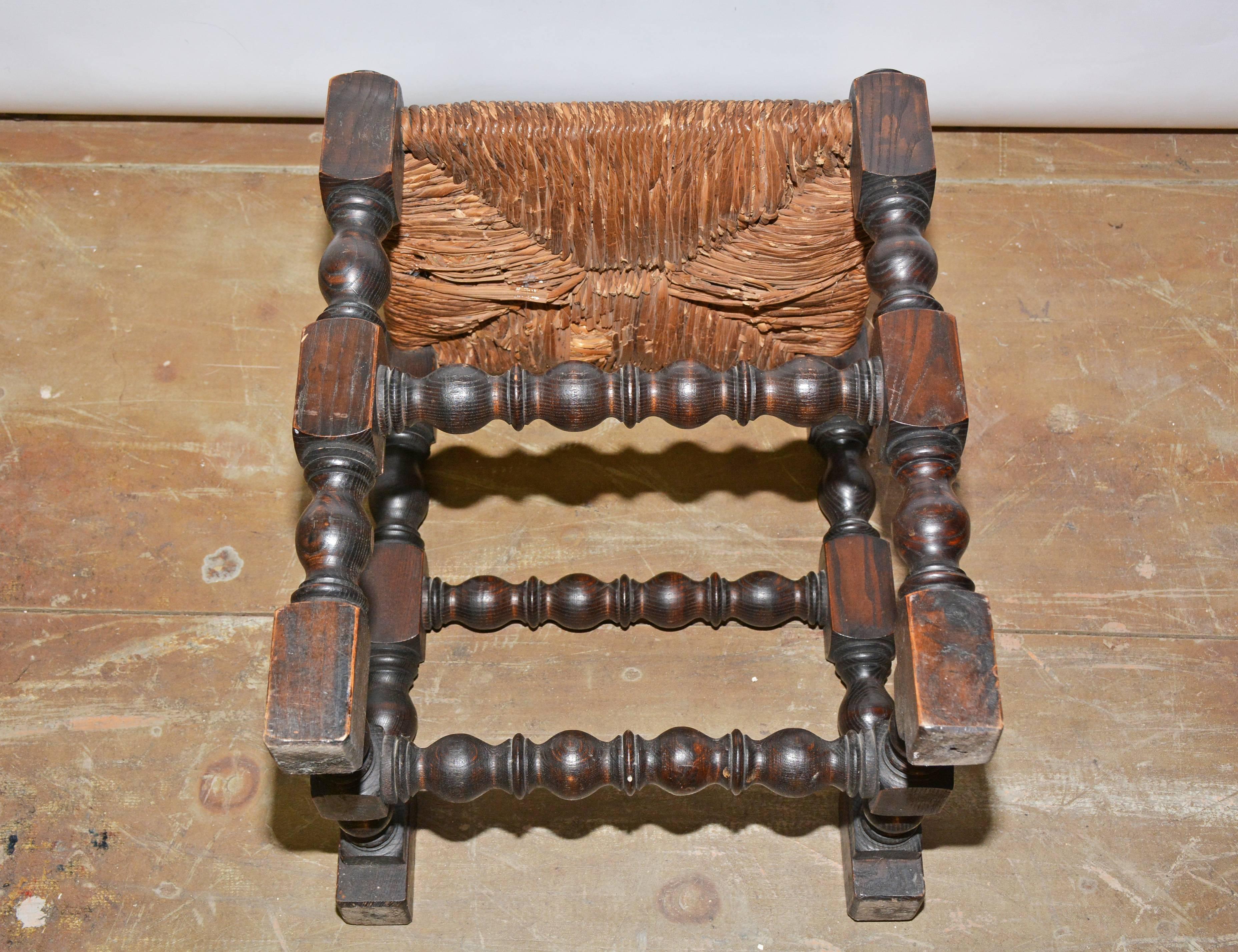 Englischer Eichenholzhocker aus dem 19. Jahrhundert (Binse)