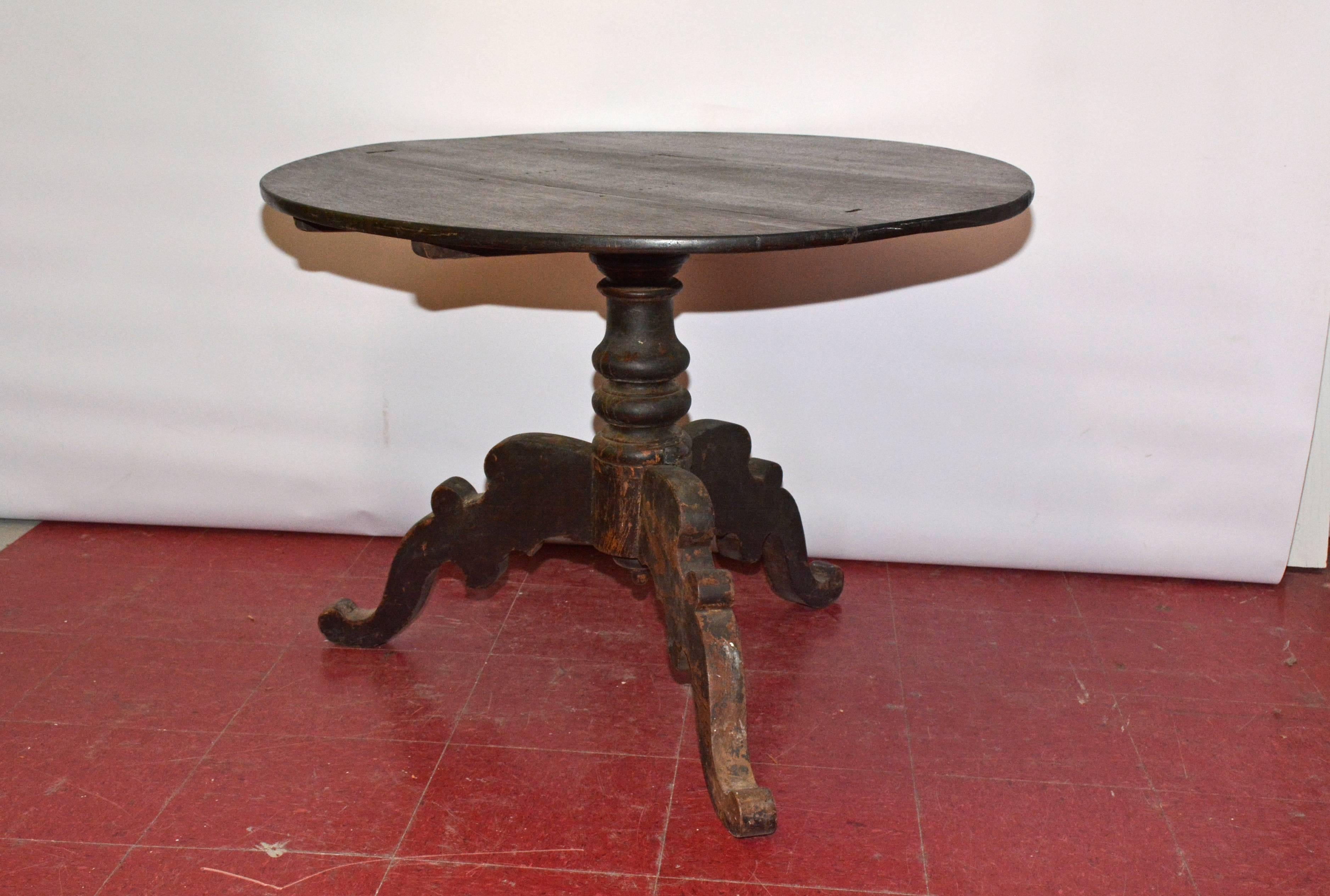 The rustic round Victorian spider-leg breakfast table has three scalloped splayed feet. Perfect for centre hall, small side table, breakfast or wine table.