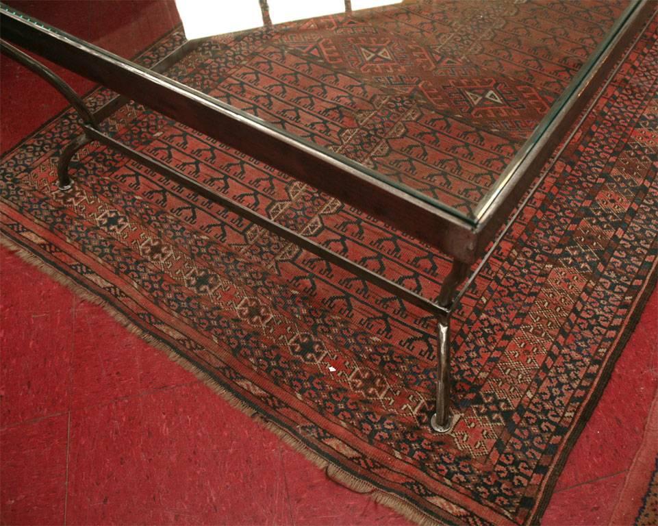 Moderne Table basse en verre et fer poli faite sur-mesure par BH & A en vente