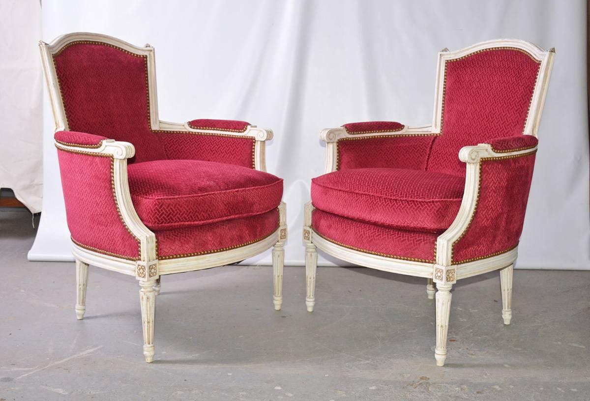 The pair of vintage Louis XVI-style bergere armchairs have 