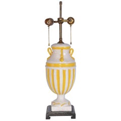 Lampada da tavolo in ceramica smaltata italiana in stile neoclassico