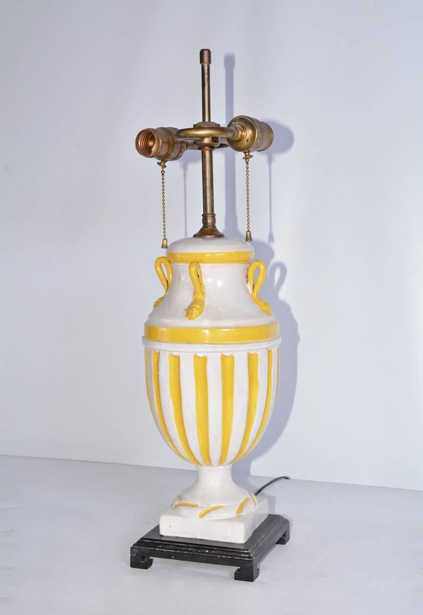Cette lampe italienne vintage à base d'urne en terre cuite émaillée, faite à la main, est décorée d'un jaune et d'un blanc éclatants. Câblé pour contenir deux ampoules. Prêt à être utilisé aux États-Unis. La tige est réglable pour l'abat-jour.