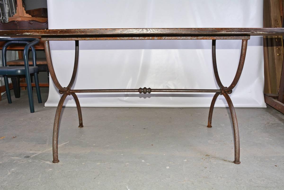 Rustique Table de salle à manger ovale avec base en métal en vente