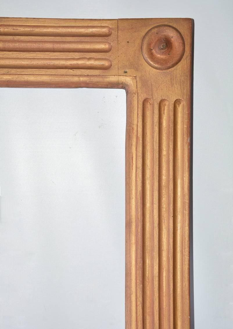 Un grand cadre rectangulaire de style classique américain en bois doré sculpté pour miroir ou tableau, avec des cannelures audacieusement sculptées, et un centre carré et rond en relief. Peut être suspendu horizontalement ou verticalement.  Met en