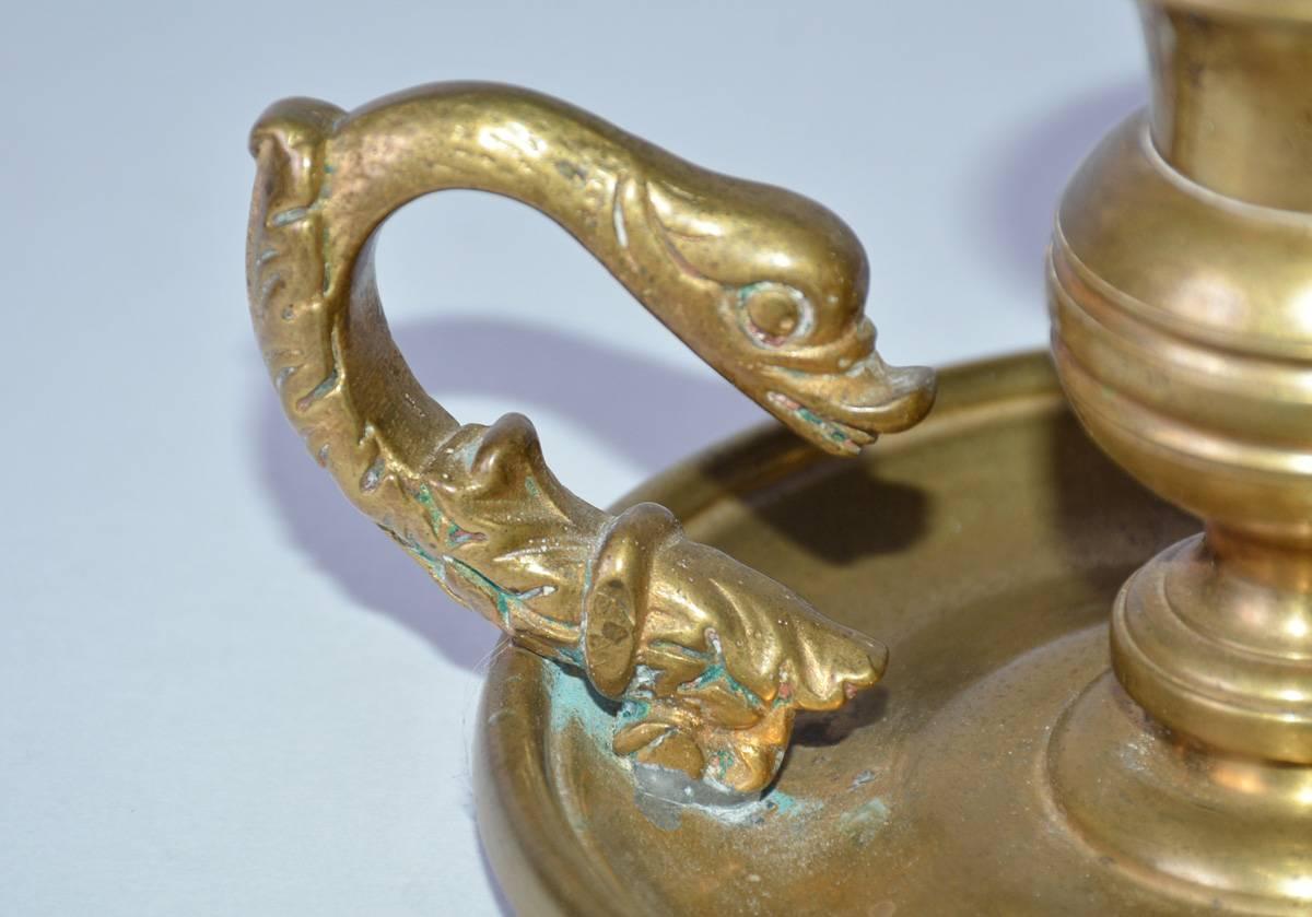 Paar antike Messing-Kerzenhalter mit Delphin-Griffen (Englisch) im Angebot