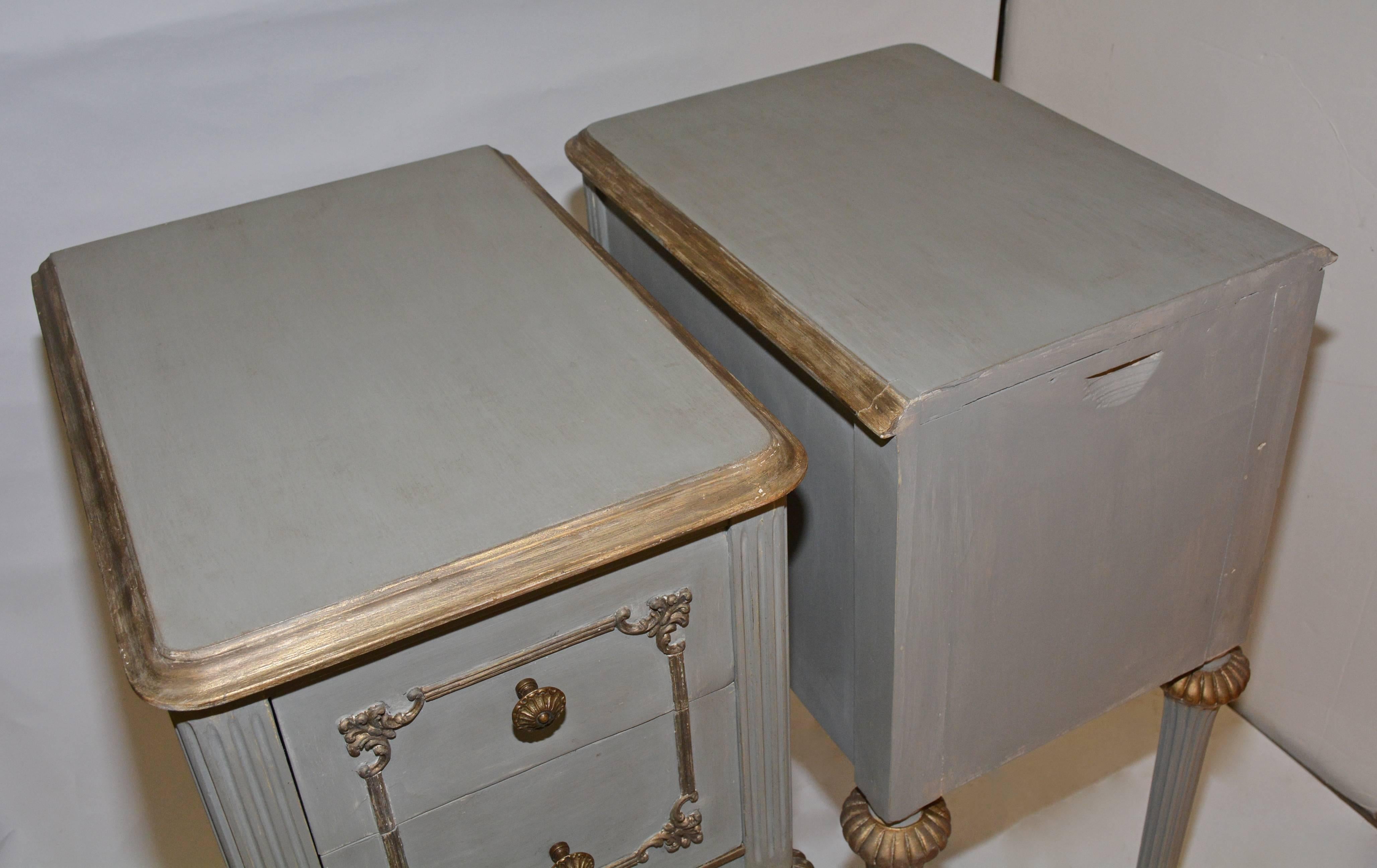 Pair of Neoclassical Nightstands In Good Condition In Sheffield, MA