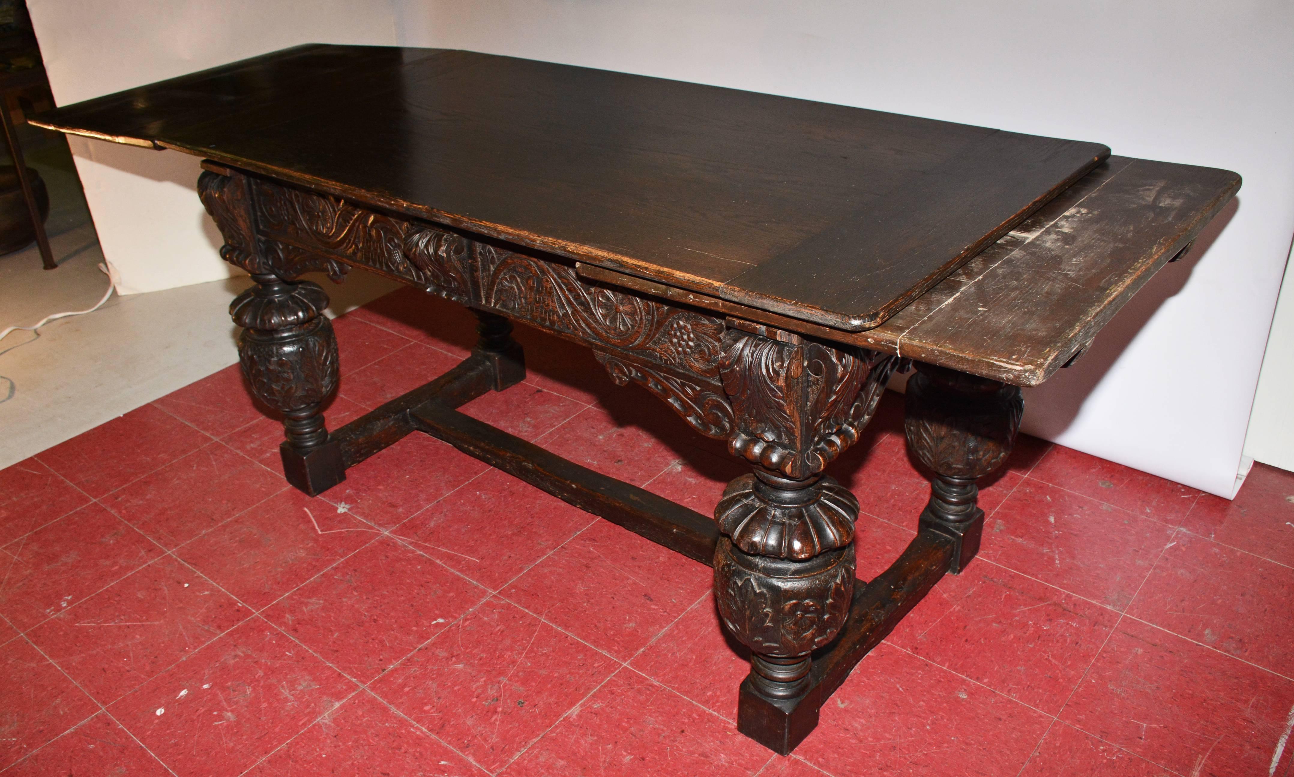 Sculpté Table de bibliothèque en chêne sculptée à la main de style élisabéthain en vente
