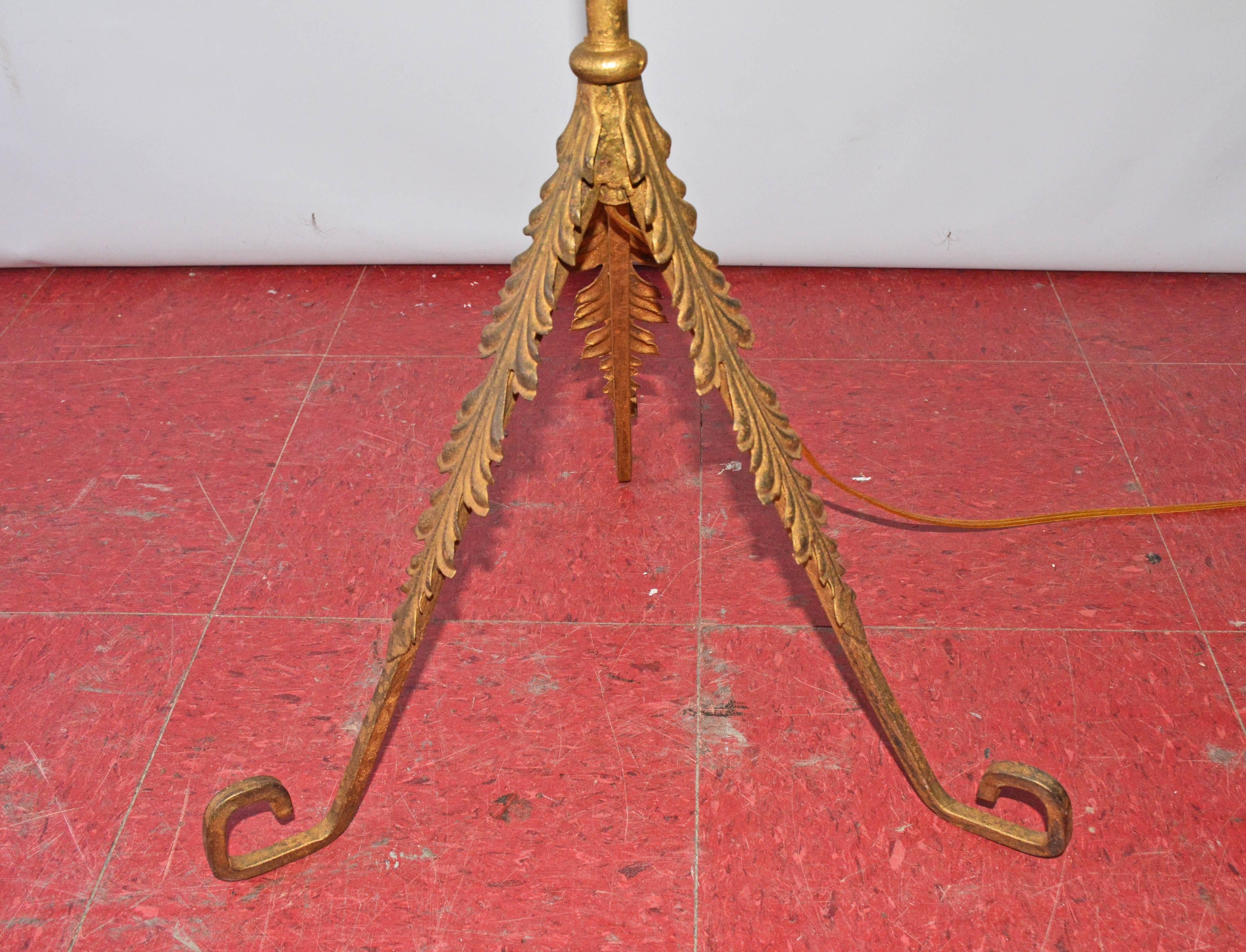 20ième siècle Lampadaire italien en métal doré en vente