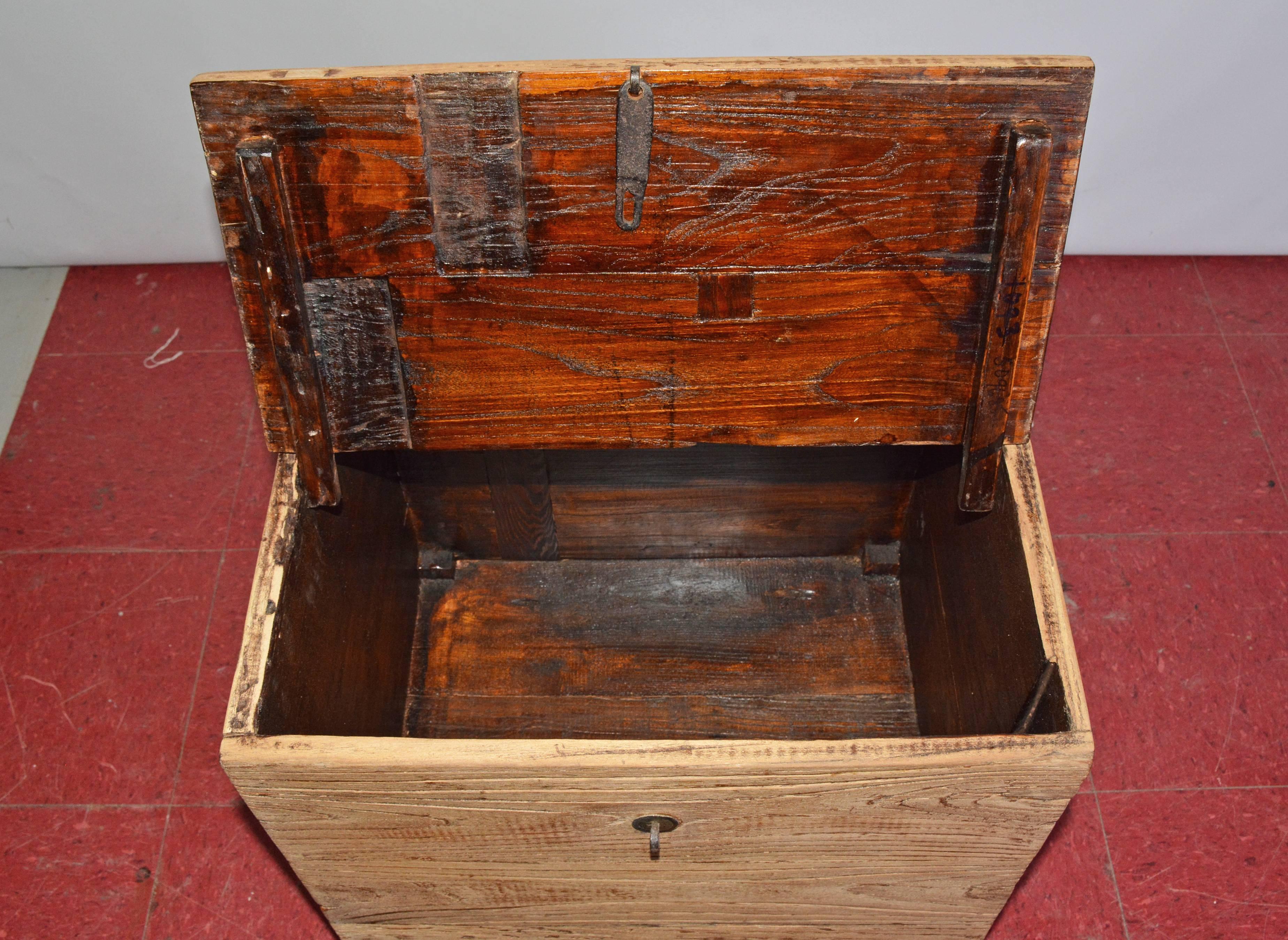 Rustic Elmwood Storage Box or End Table In Good Condition In Sheffield, MA