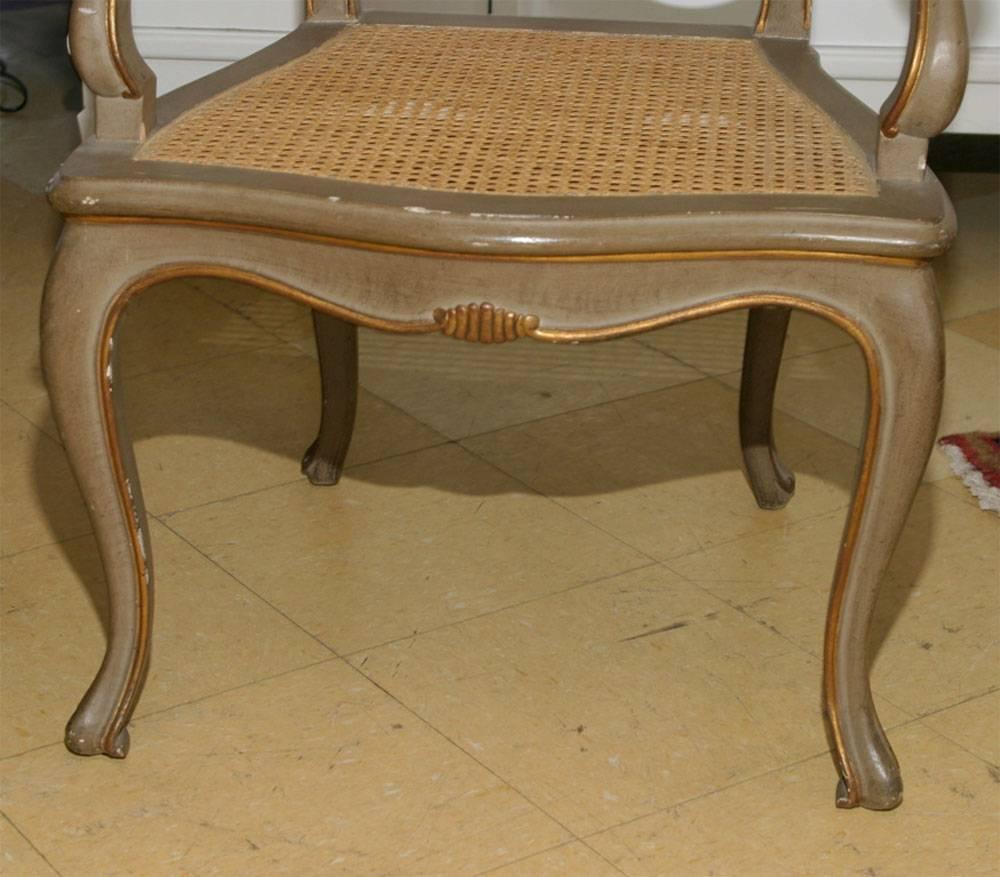 Paar italienische bemalte Stühle im Louis-XV-Stil (20. Jahrhundert) im Angebot