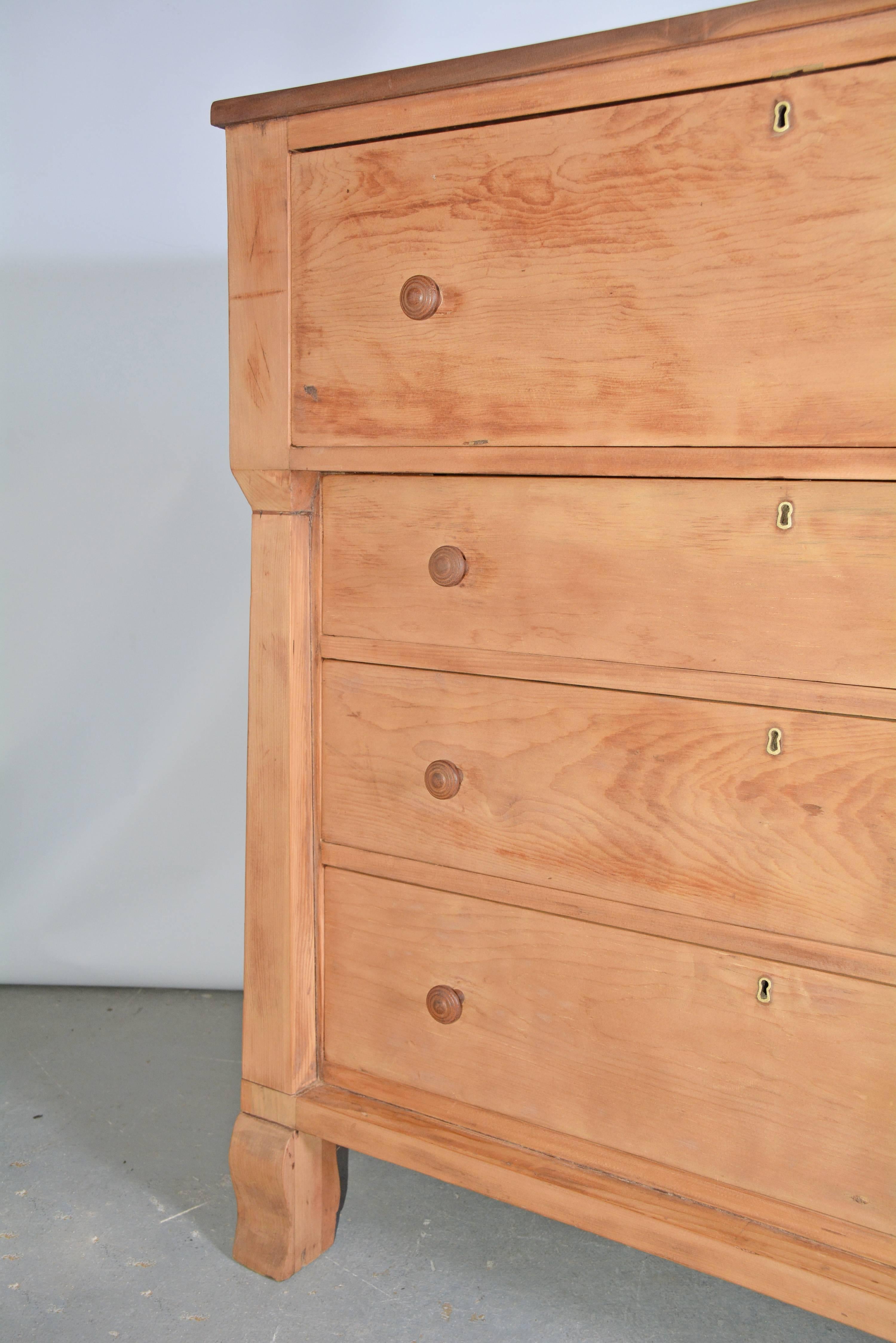 American Empire Style Chest of Drawers In Good Condition In Sheffield, MA